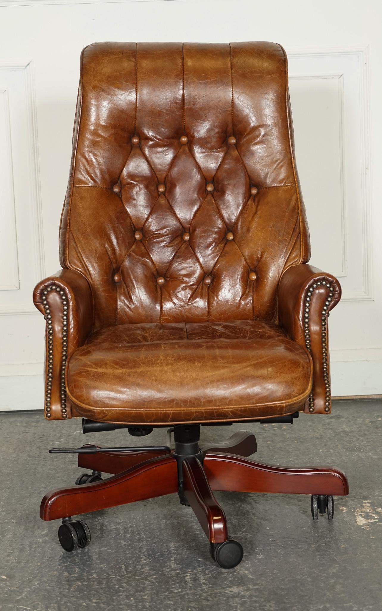 
Wir freuen uns, diesen schönen Vintage Halo Soho Heritage Brown Leather Swivel Chair zum Verkauf anbieten zu können. 

Ein komfortabler und beeindruckender Stuhl, der sich drehen und zurücklehnen lässt. Die Höhe ist nicht verstellbar.

Bitte