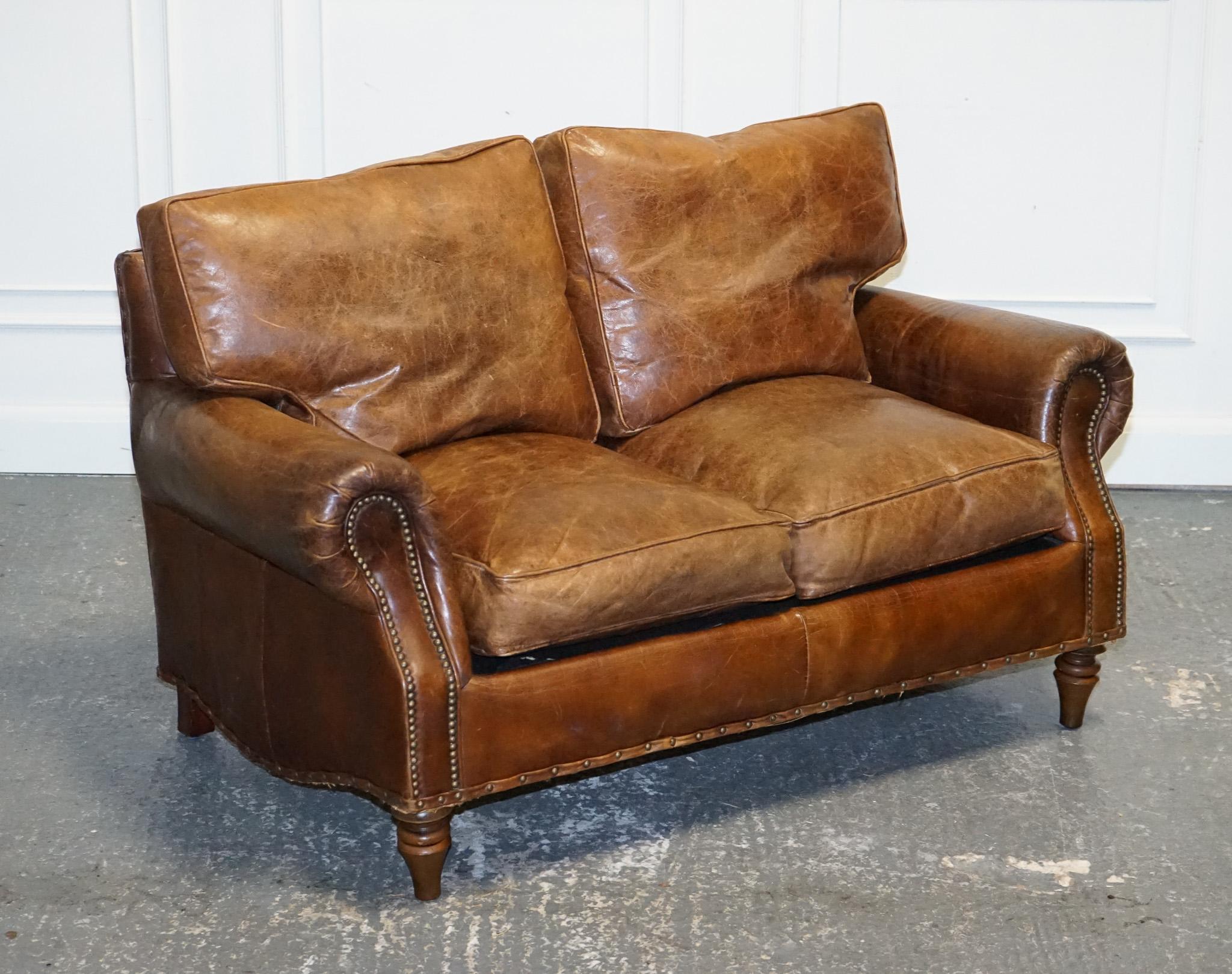 Antiquitäten aus London



Wir freuen uns, dieses atemberaubende Halo Balmoral Brown Leather Two Seater Sofa zum Verkauf anzubieten. 

Ein gut gemacht und solide wunderschöne Sofa, mit Feder gefüllt Sitz- und Rückenkissen, wird das Sofa einige