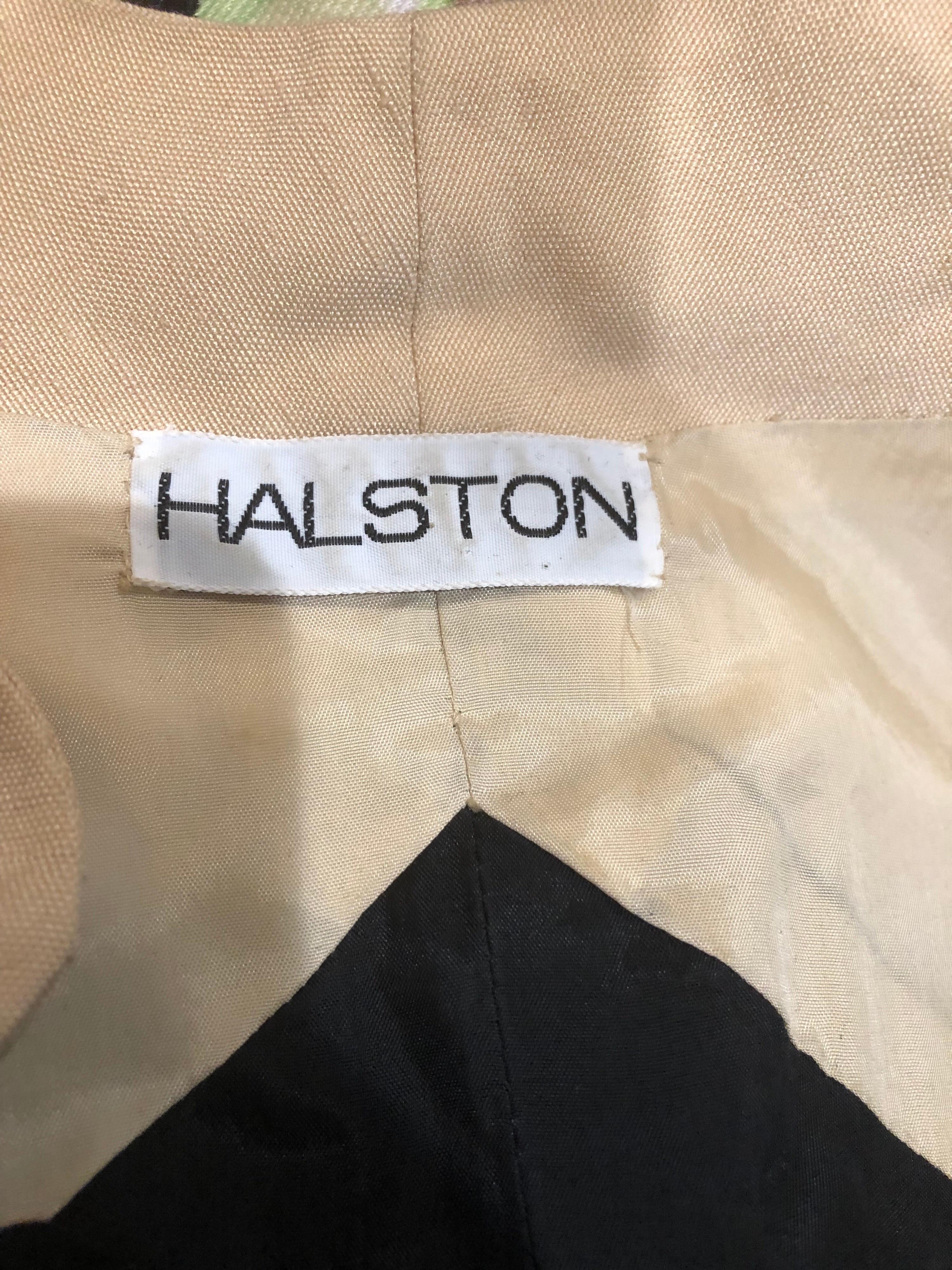 Seltene 1970er HALSTON schwarz und khaki optische Täuschung Trapez Kleid! Das khakifarbene Oberteil sieht aus, als würde man ein Bolero-Jäckchen über einem schwarzen trägerlosen Kleid tragen. Der schmeichelhafte Trapez-Stil sieht an einer Vielzahl