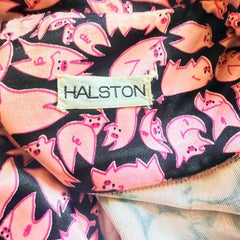 Vintage-Kleid von Halston aus den 1970er Jahren – seltenes rosa Seidenjersey-Kleid mit Schweinemotiv – Vintage-Tageskleid aus den 70ern