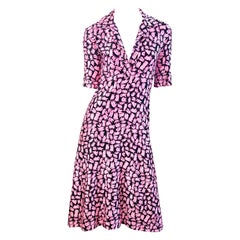 Vestido de día vintage de Halston de los años 70, de jersey de seda rosa con un estampado de cerditos muy poco común
