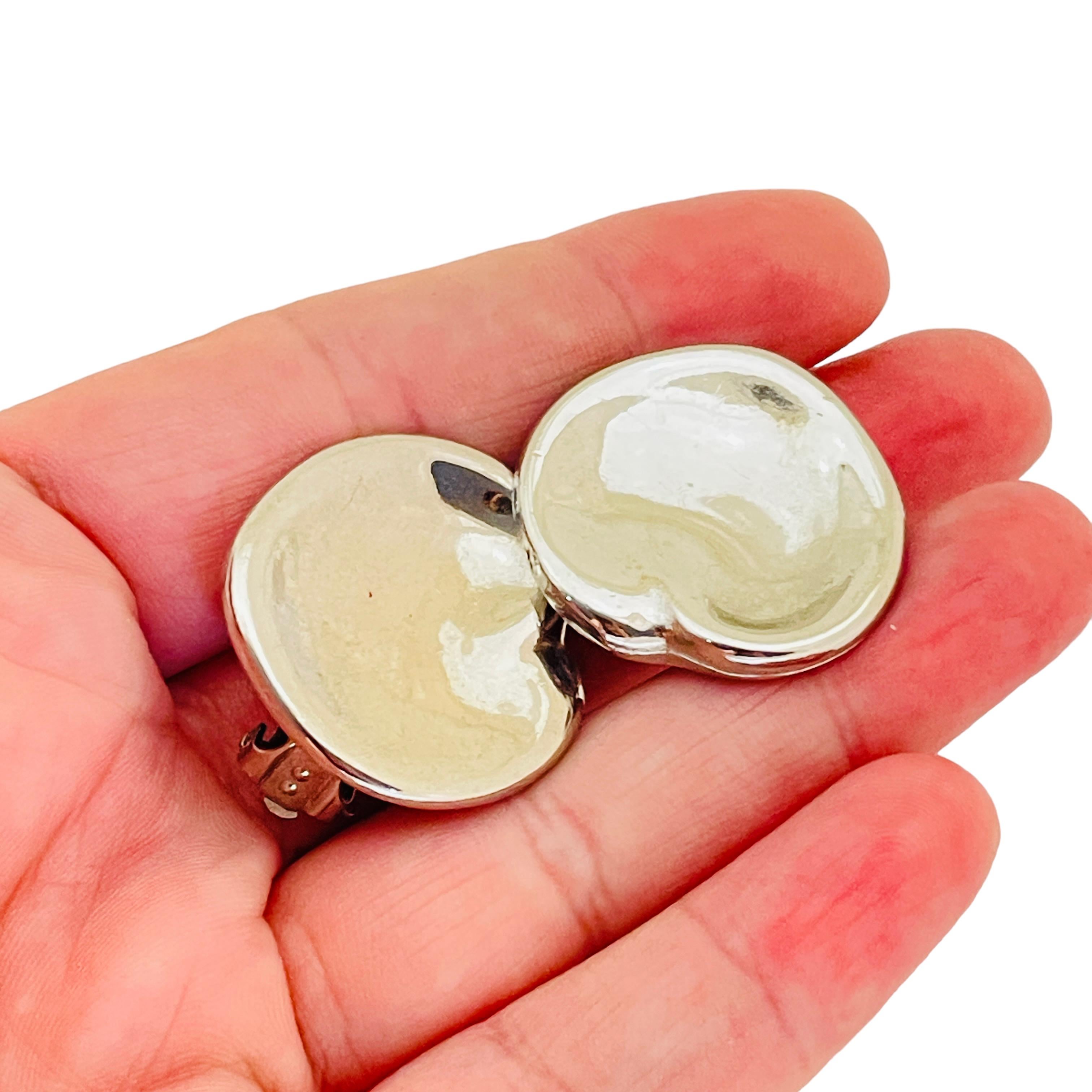 Vintage HALSTON signiert Vintage Designer Clip auf Ohrringe für Damen oder Herren im Angebot