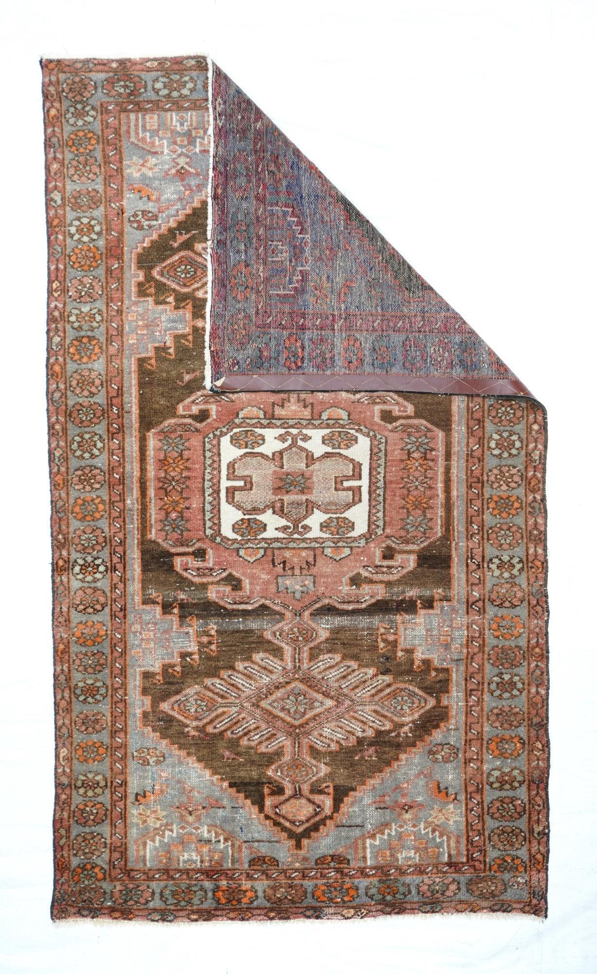 Tappeto Vintage Hamadan 4'1'' x 7'1''. I tappeti dei villaggi intorno all'antica città occidentale persiana di Hamadan, in versione stuoia, tappeto a strisce, tappeto lungo e tappeto da camera. Lilihan, Bibikabad, Malayer, Mazlagan e altre città