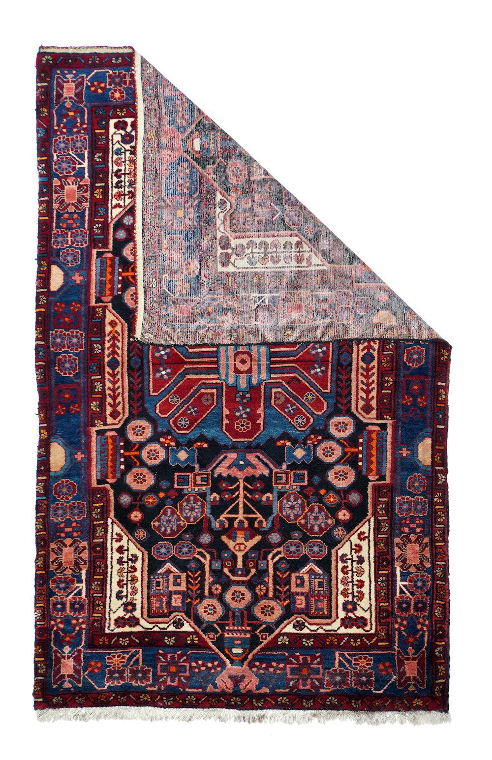 Vintage Hamadan Teppich 5'0'' x 8'2''. Das fast schwarze Feld verletzt die innere kleine Grenze auf allen vier Seiten. Ein großes rotes und mittelblaues Medaillon dominiert die Kartusche, und dreifache Blumensträuße fügen sich nahtlos in die