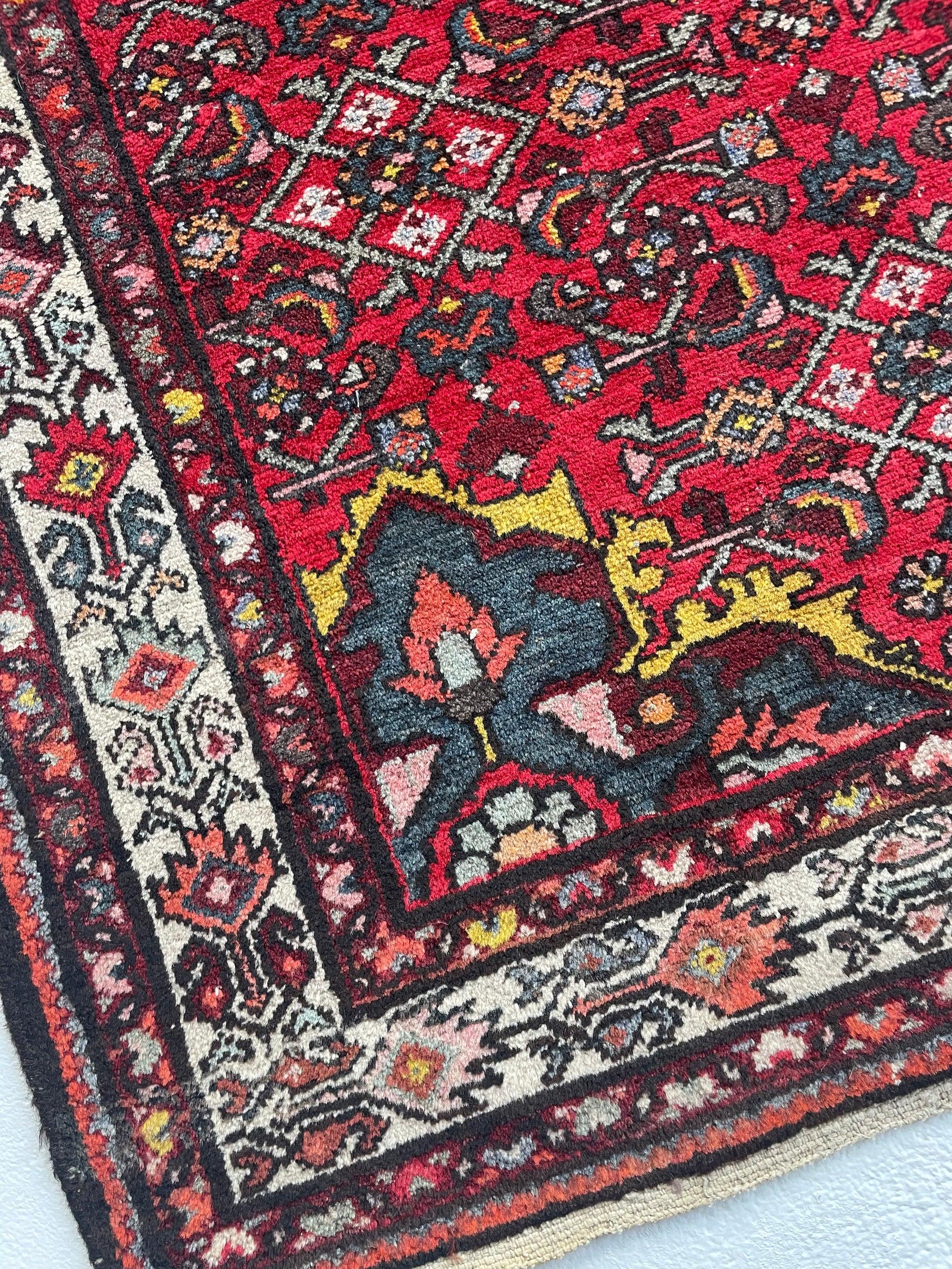Fabulosa alfombra Vintage Hamadan  Púrpura, amarillo, verde azulado

Sobre: ¡Pila llena y a prueba de balas! Tiene unos colores increíblemente nítidos que brillan y unos matices sorprendentemente bellos que descubrirás a medida que te acerques más y