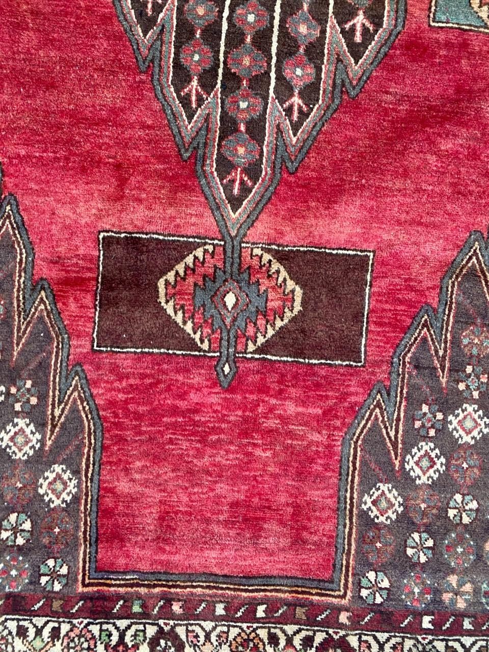Midcentury Stammes-Teppich mit geometrischem Design und schönen Farben, komplett handgeknüpft mit Wolle Samt auf Baumwollbasis.