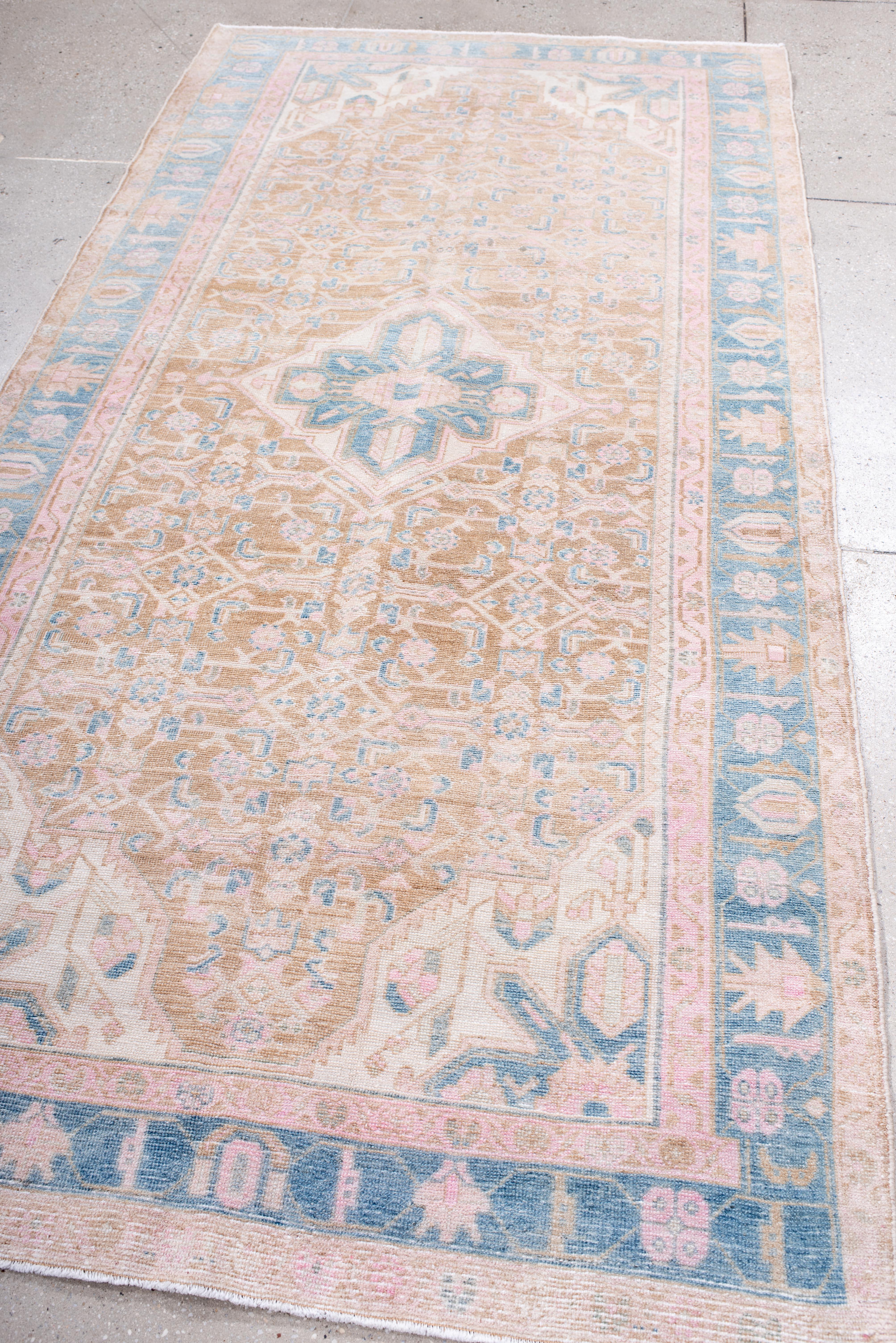 Alfombra Hamadan Vintage Diseño de Medallón y Esquina en Rosa Pastel mediados del siglo XX en venta