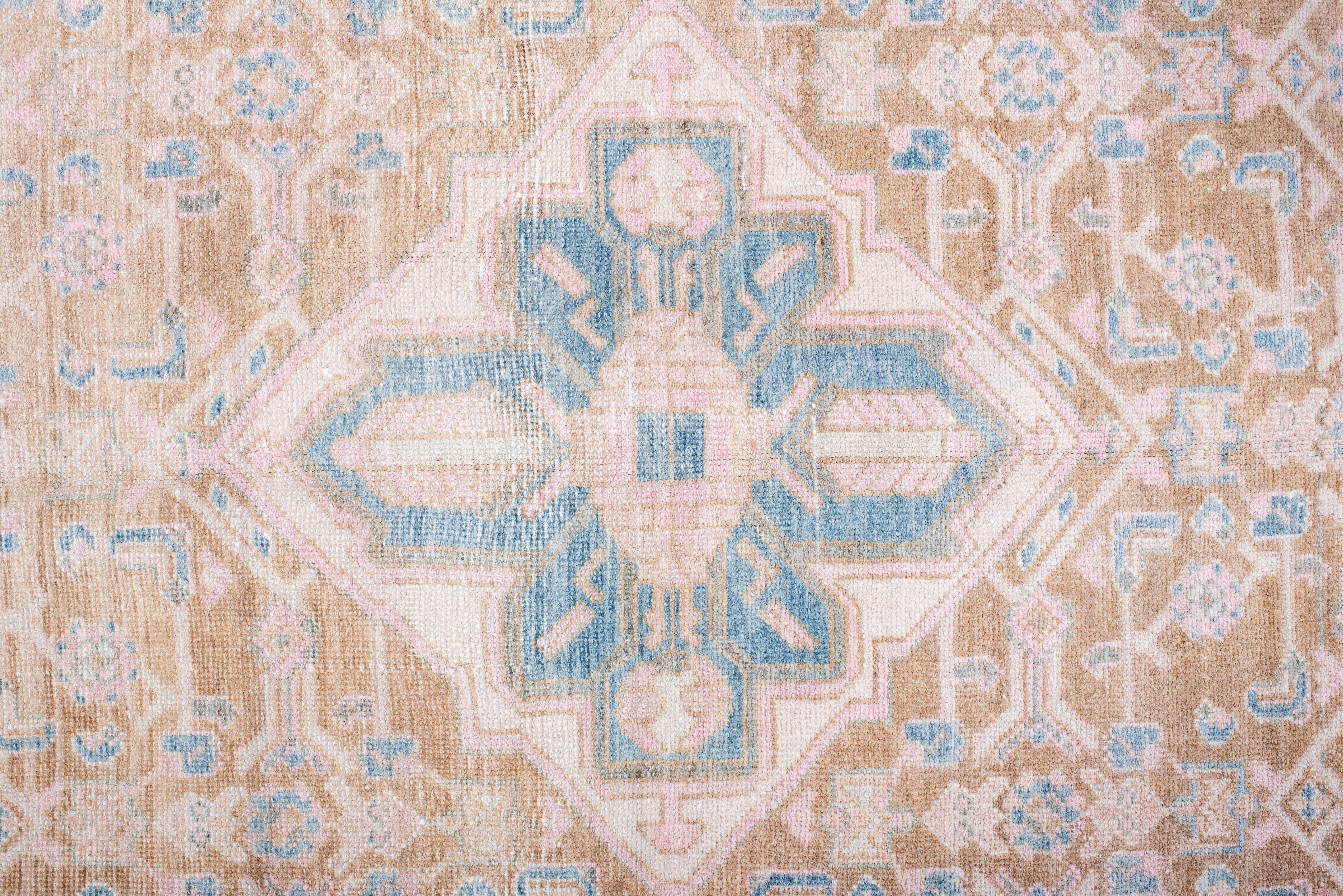 Alfombra Hamadan Vintage Diseño de Medallón y Esquina en Rosa Pastel en venta 2
