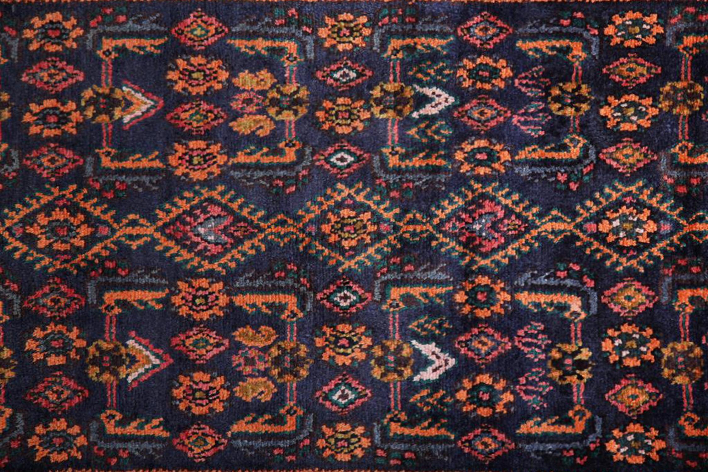 XX secolo Tappeto vintage Hamedan blu navy, runner rustico fatto a mano in vendita