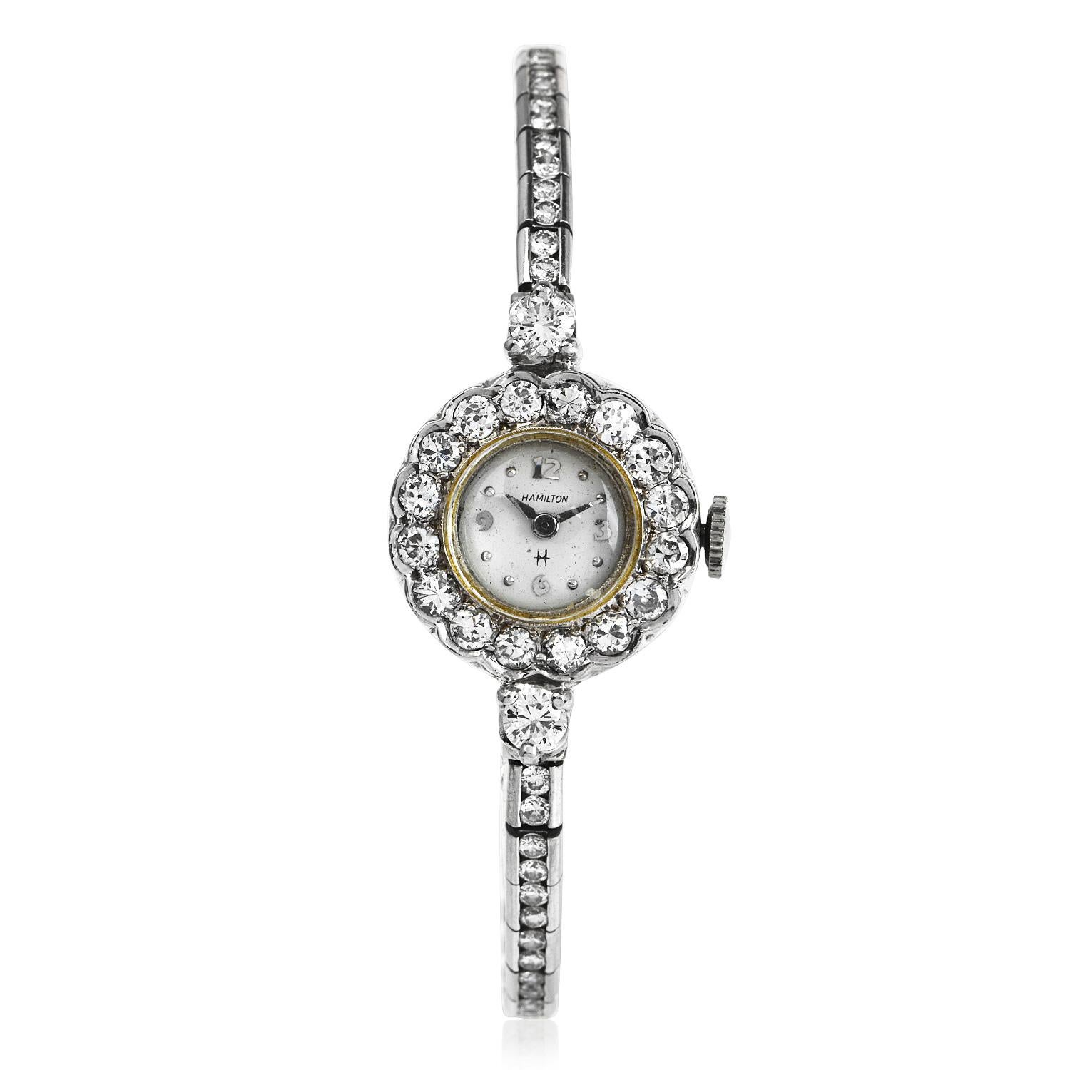 Diese Hamilton Ladie Cocktailuhr im Vintage-Stil mit Blumenhalo ist ein exquisites Design.

 Sie sind aus massivem Platin gefertigt.

Mit einem cremefarbenen Zifferblatt und silberfarbenen Zeigern. Mechanisches Handaufzugswerk.

Es ist mit einem