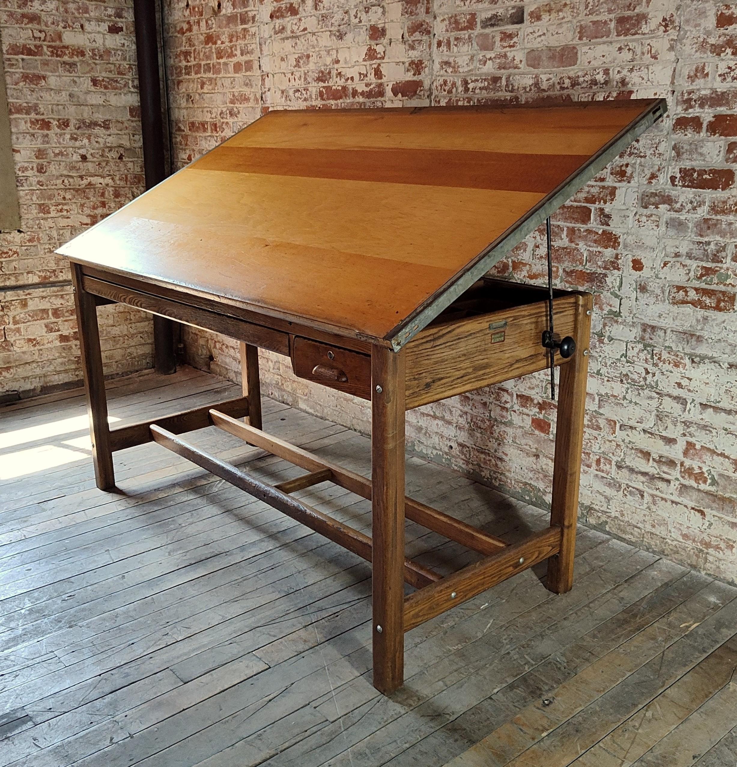 Vintage Hamilton Zeichnung Tisch / Schreibtisch im Zustand „Gut“ in Oakville, CT