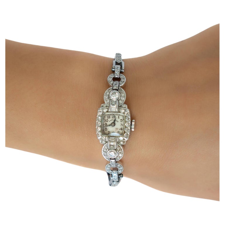 Hamilton Montre vintage pour femmes en platine et or blanc 14 carats avec diamants En vente sur