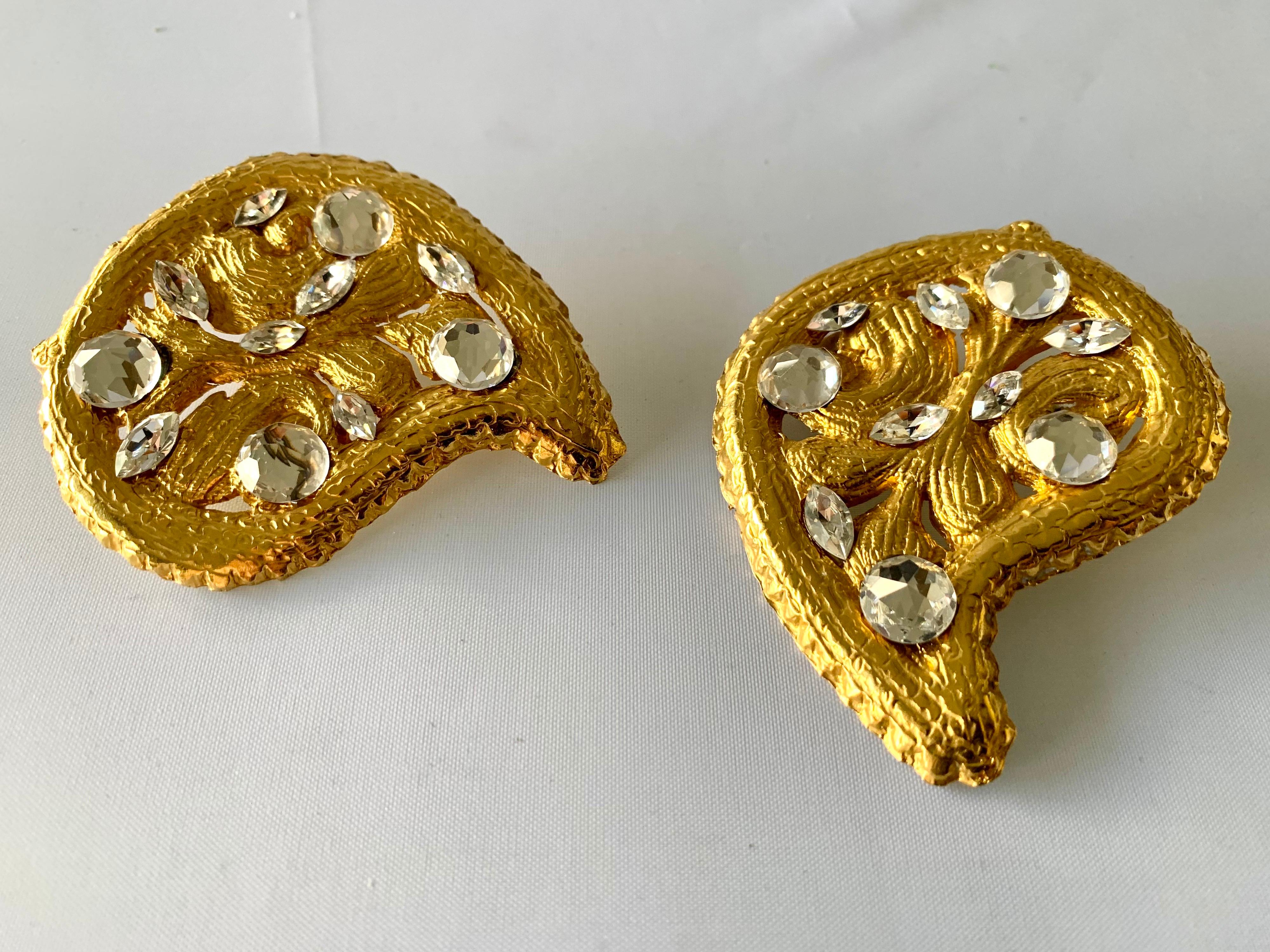 Vintage Hammed Gold Jeweled Paisley Earrings  In Excellent Condition For Sale In Palm Springs, CA