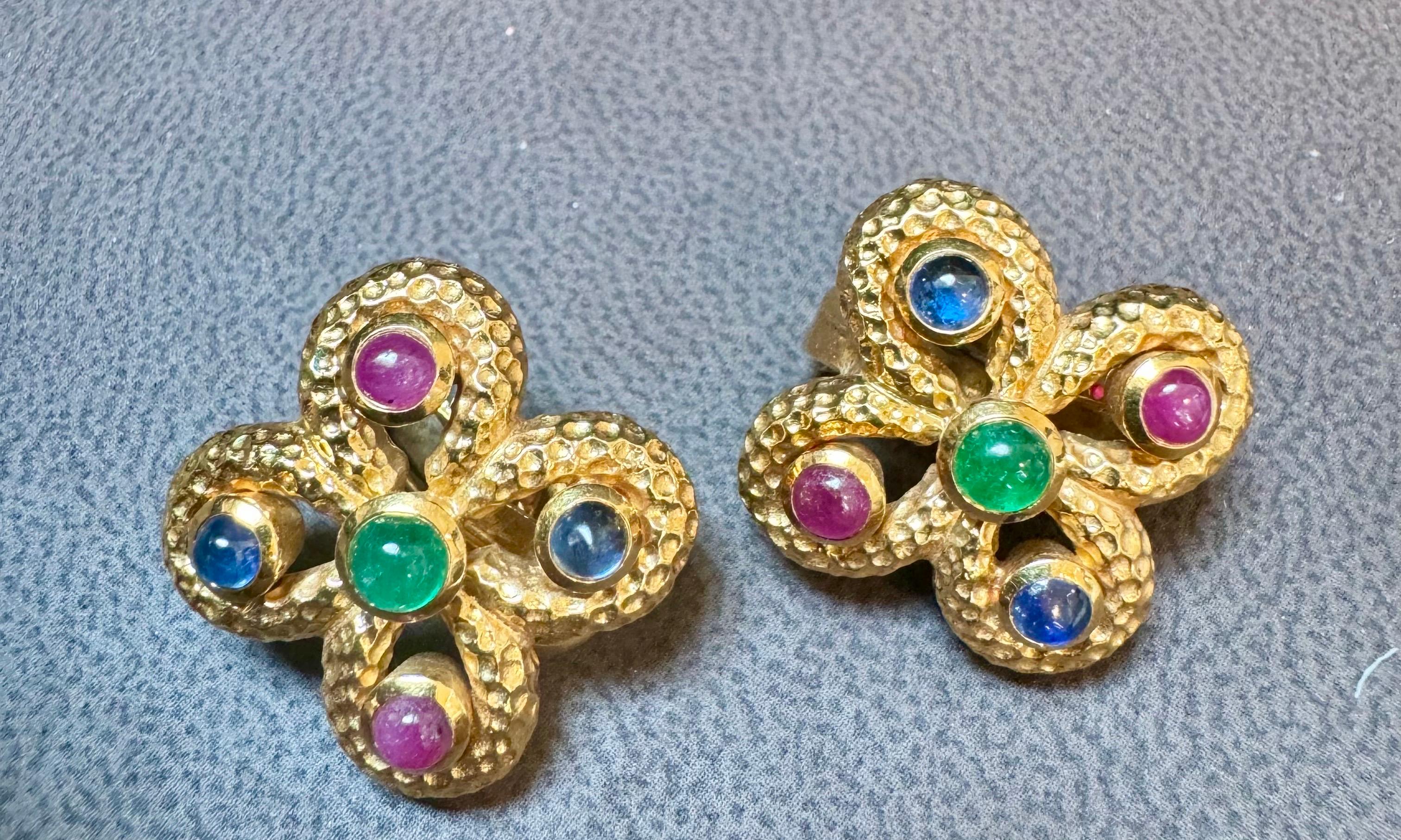 Orecchini a trifoglio d'epoca in oro 18 carati martellato, zaffiro e smeraldo di David Webb In condizioni ottime in vendita a New York, NY