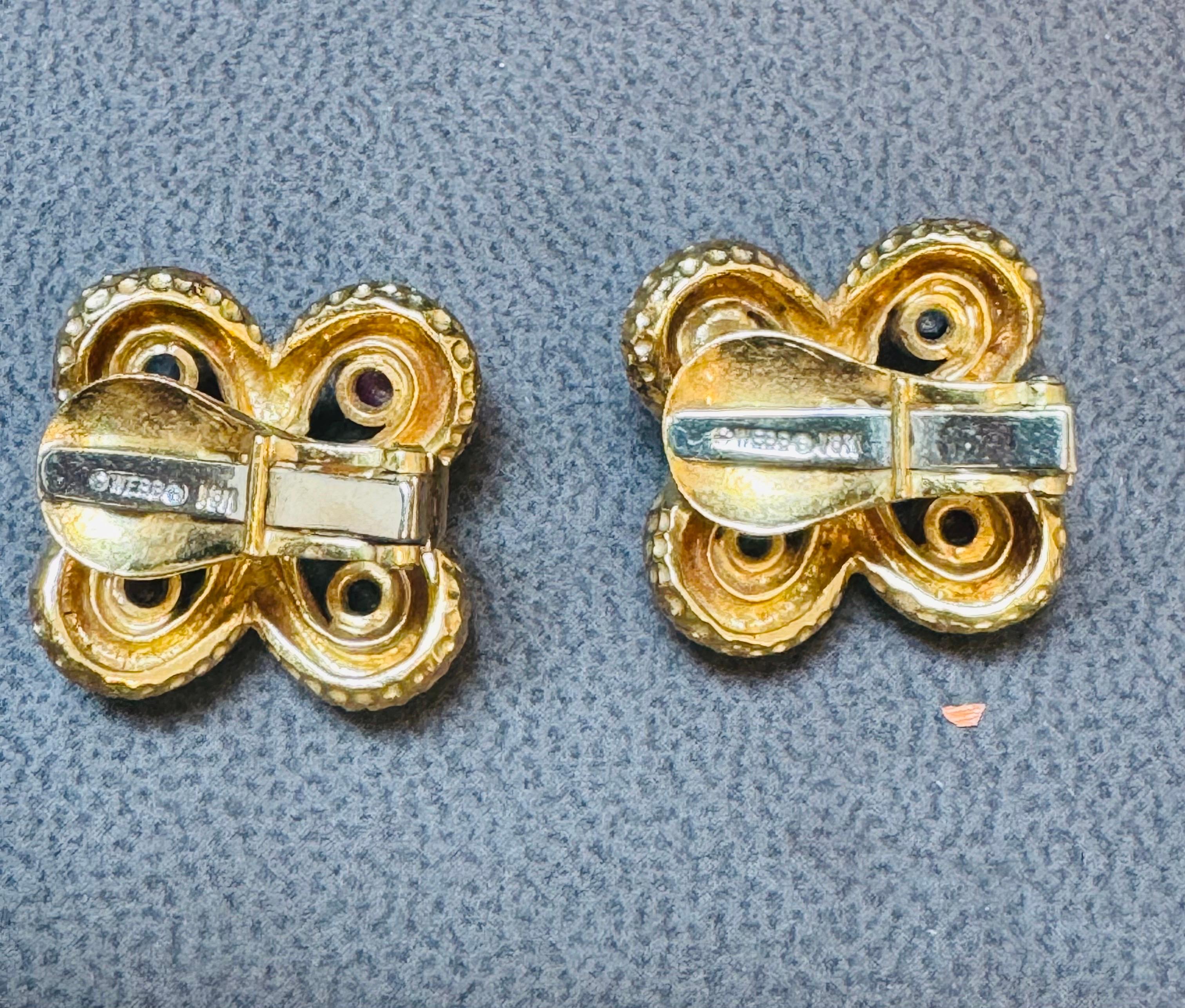 Orecchini a trifoglio d'epoca in oro 18 carati martellato, zaffiro e smeraldo di David Webb in vendita 1