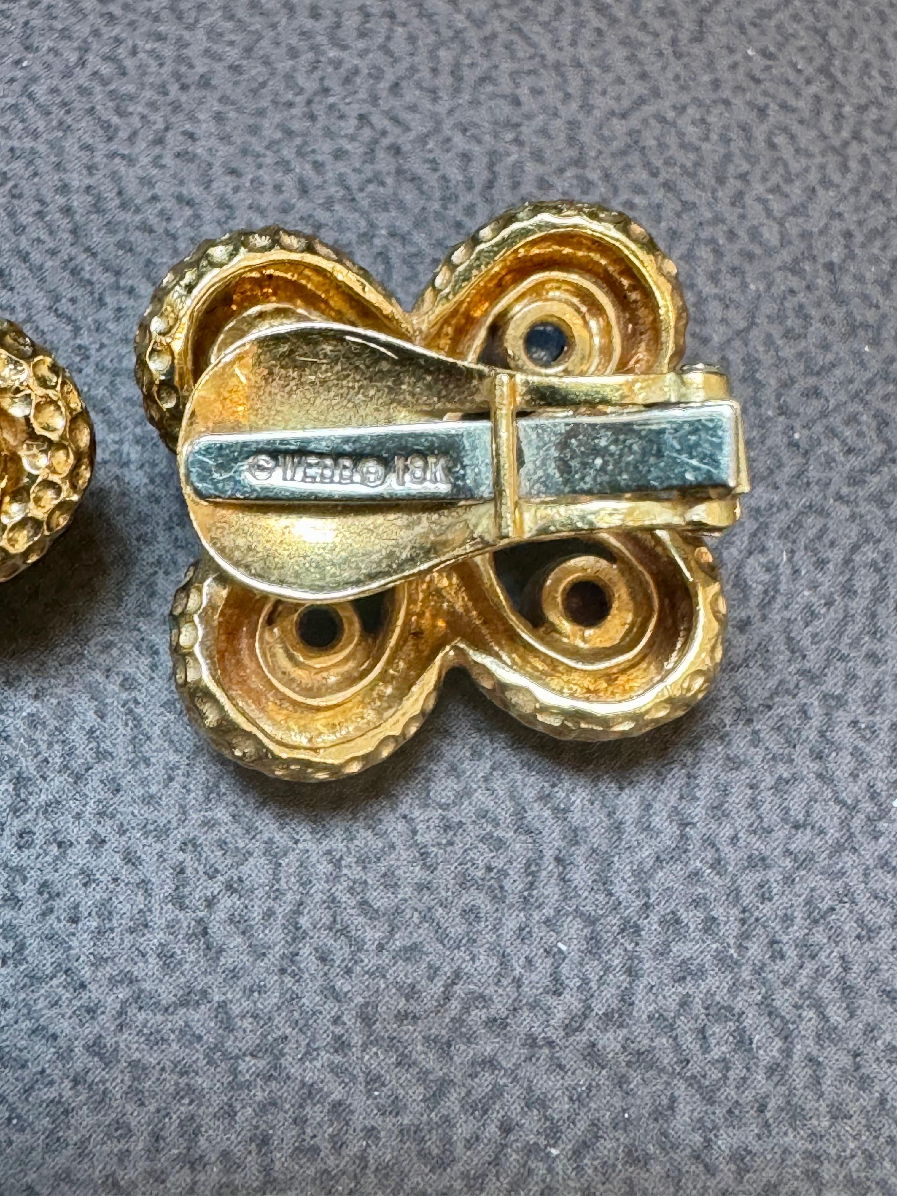 Orecchini a trifoglio d'epoca in oro 18 carati martellato, zaffiro e smeraldo di David Webb in vendita 2