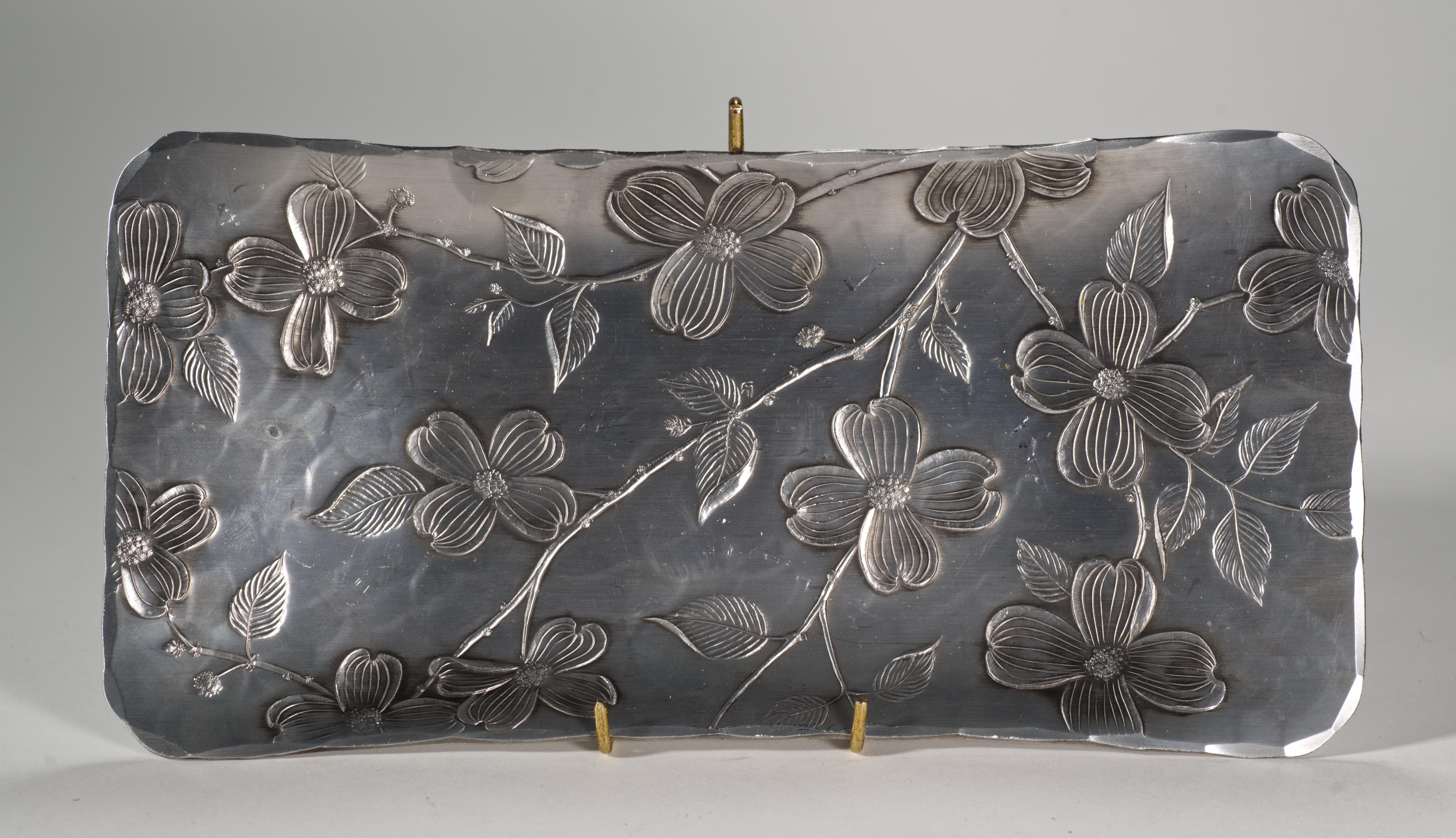  Rechteckiges Tablett aus gehämmertem Aluminium mit Dogwood-Dekor im Mid Century Modern-Stil. Große, detailreiche Blumen, Zweige und Blätter bedecken die Oberfläche des Tabletts; der Rand des Tabletts ist mit gehämmerten, gewellten Details