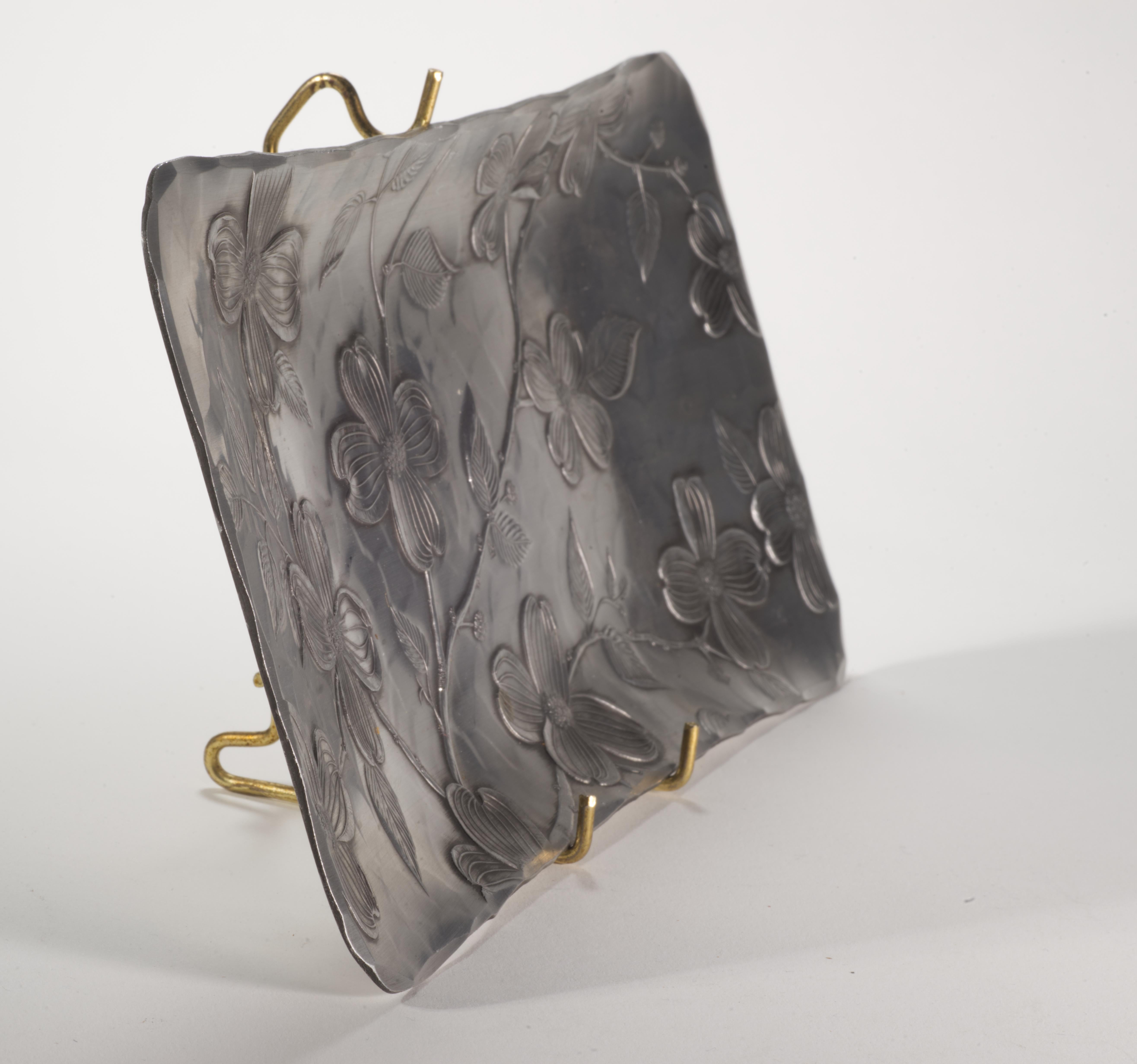 Handgefertigtes Tablett mit Hundeholzdekor von Wendell August Forge, 1960er Jahre (Aluminium) im Angebot