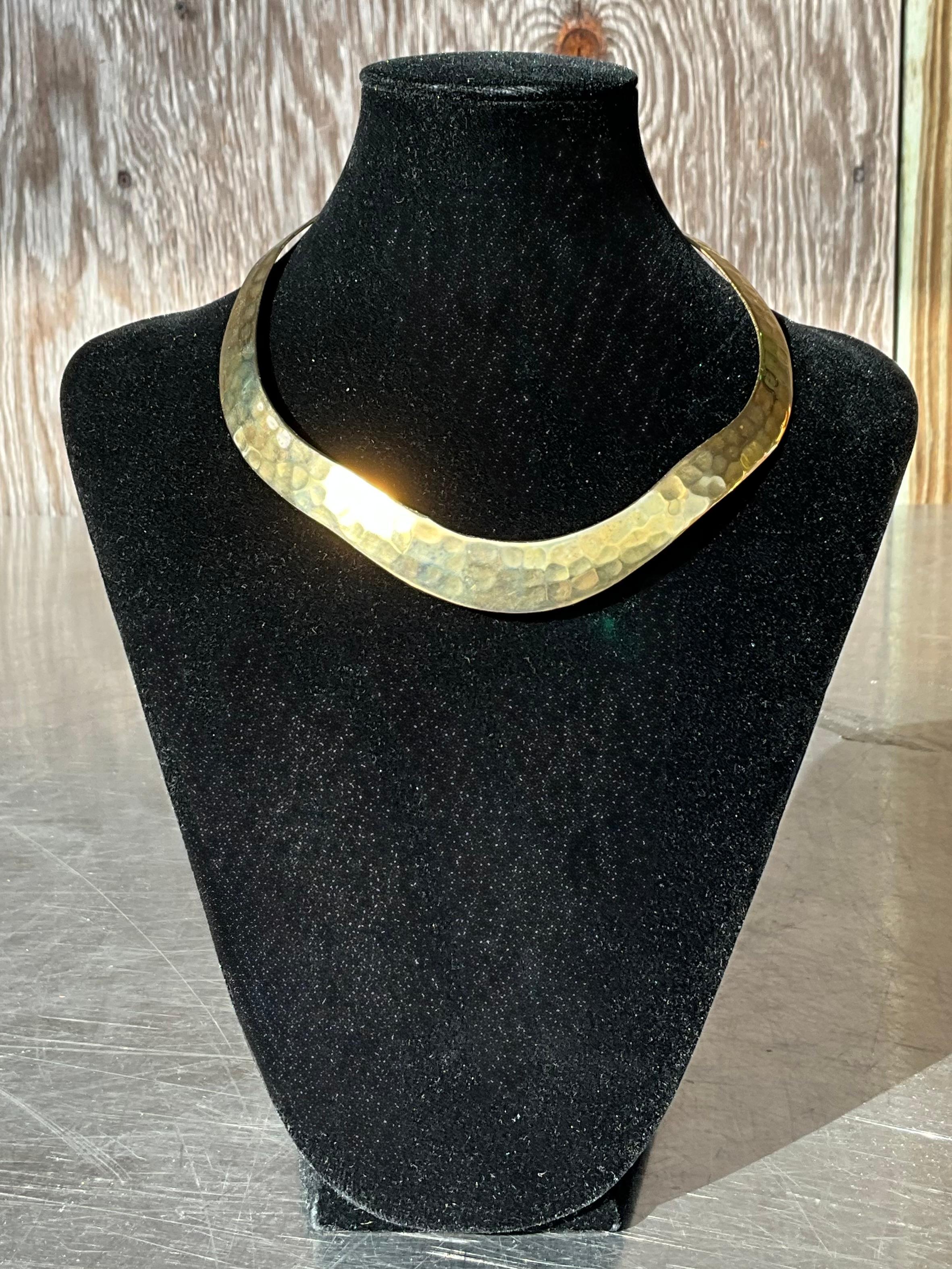 La collana in ottone martellato vintage è un pezzo straordinario e senza tempo che combina un design audace con una lavorazione artigianale.

I gioielli d'epoca in ottone martellato sono molto collezionabili grazie al loro aspetto unico e al loro