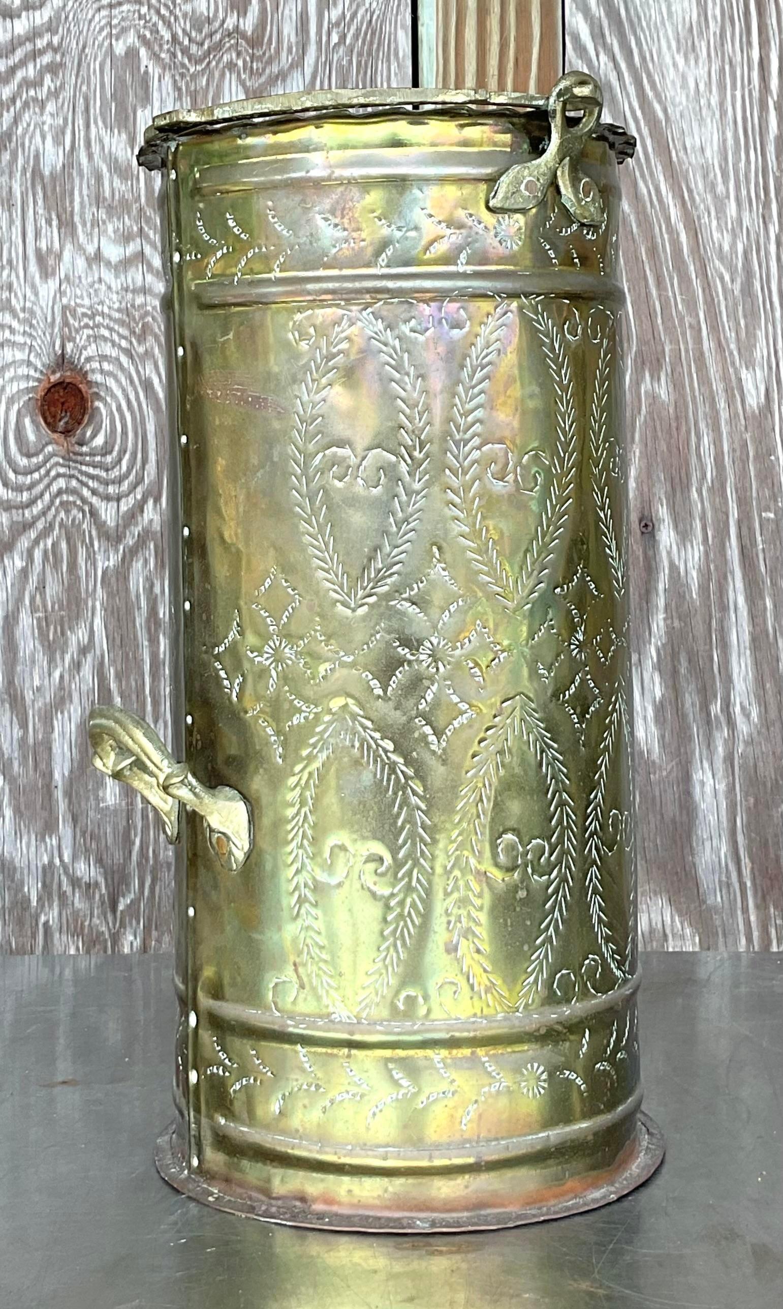 Classico americano Portaombrelli d'epoca in ottone martellato in vendita