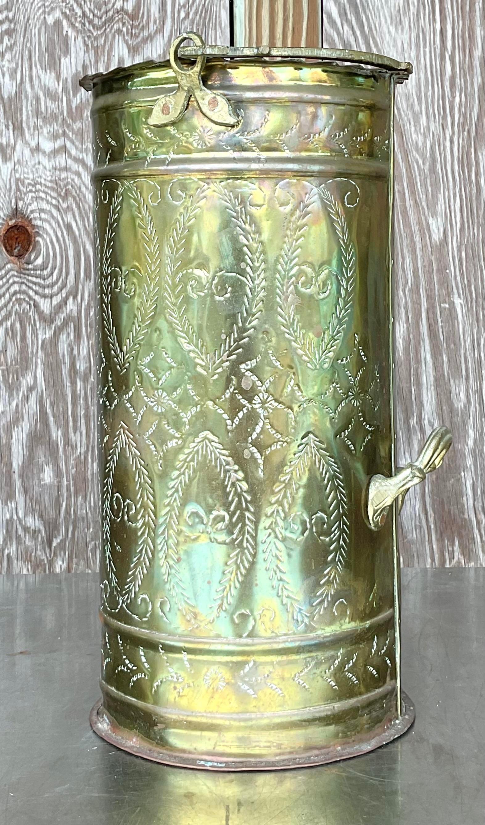 Metallo Portaombrelli d'epoca in ottone martellato in vendita