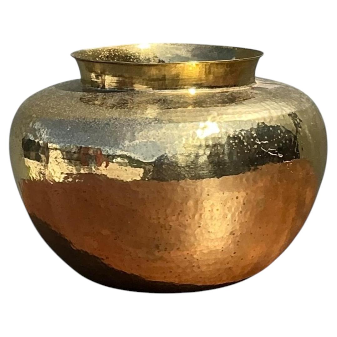 Vintage-Vase aus gehämmertem Messing