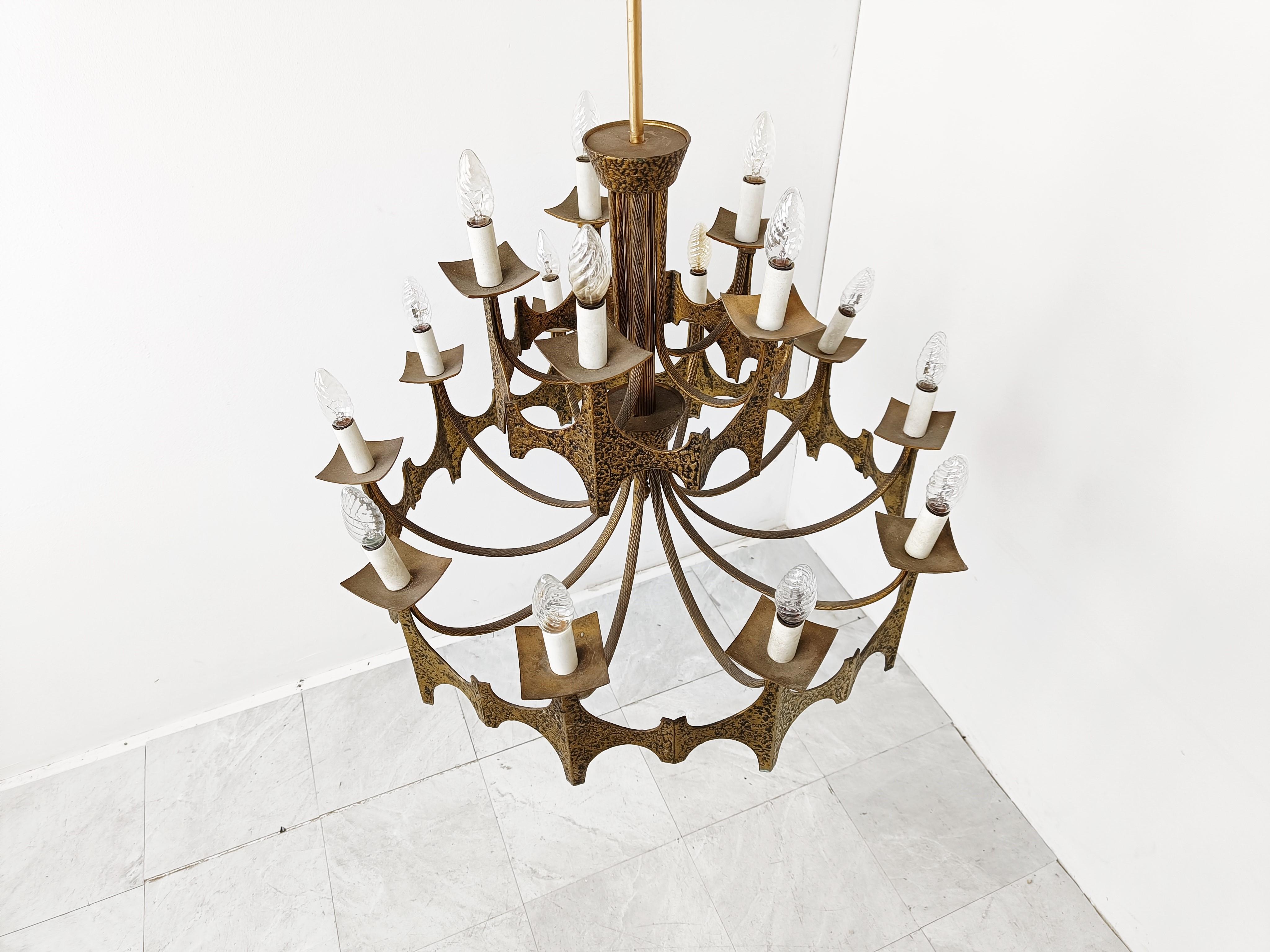 Striking hammered copper brutalist chandelier with E14 candelabra lights.

Beautiful brutalist design and a cool bronze/copper colour

1970s - Germany

Dimensions:
Height: 87cm/33.85
Diameter: 75cm/29.52