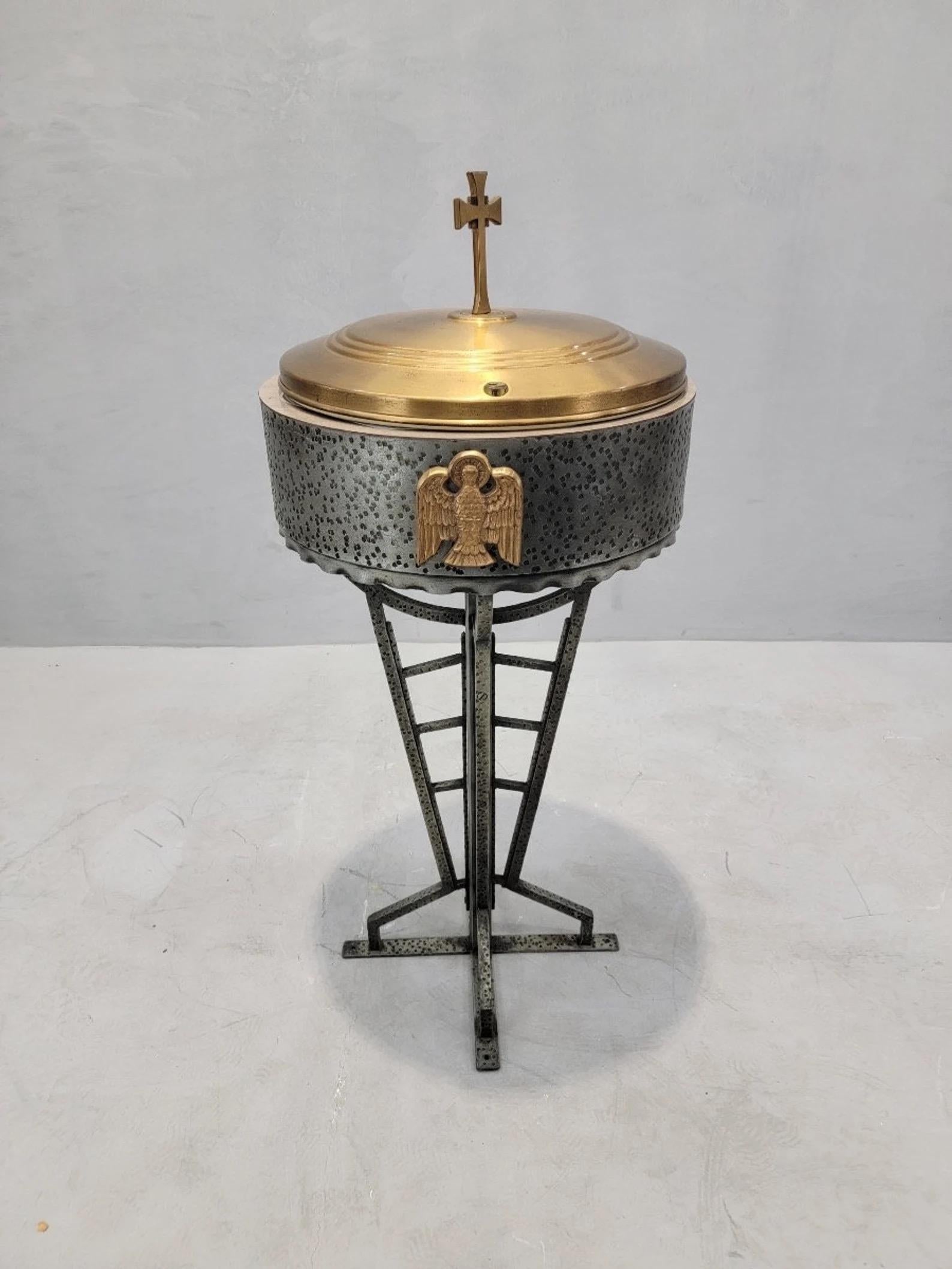 Fonte battesimale d'epoca in ferro forgiato e ottone martellato con coperchio scorrevole

Questo fonte battesimale vintage è stato recuperato da una chiesa dell'area di Chicago. Il coperchio in ferro e ottone si apre per rivelare due vasche. Il