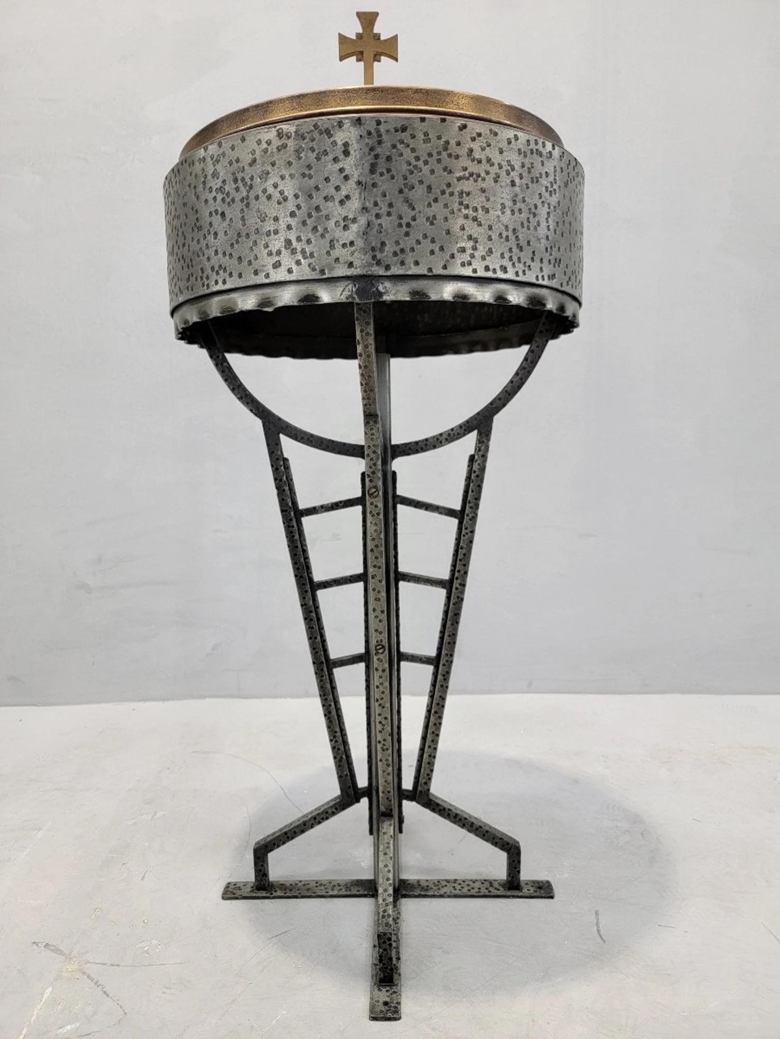 Mid-Century moderno Fonte battesimale d'epoca in ferro forgiato e ottone martellato con coperchio scorrevole in vendita