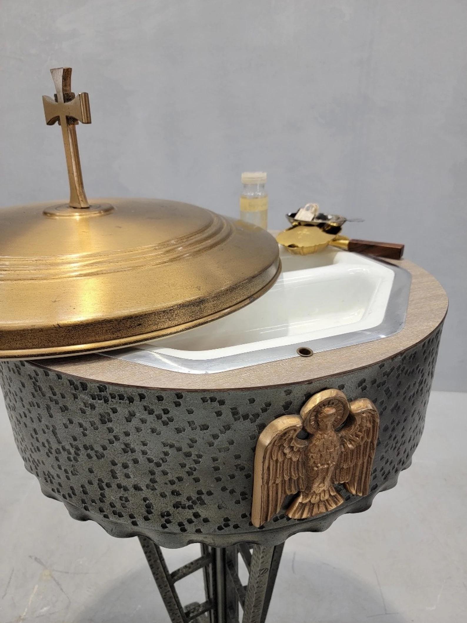 Fonte battesimale d'epoca in ferro forgiato e ottone martellato con coperchio scorrevole In condizioni buone in vendita a Chicago, IL