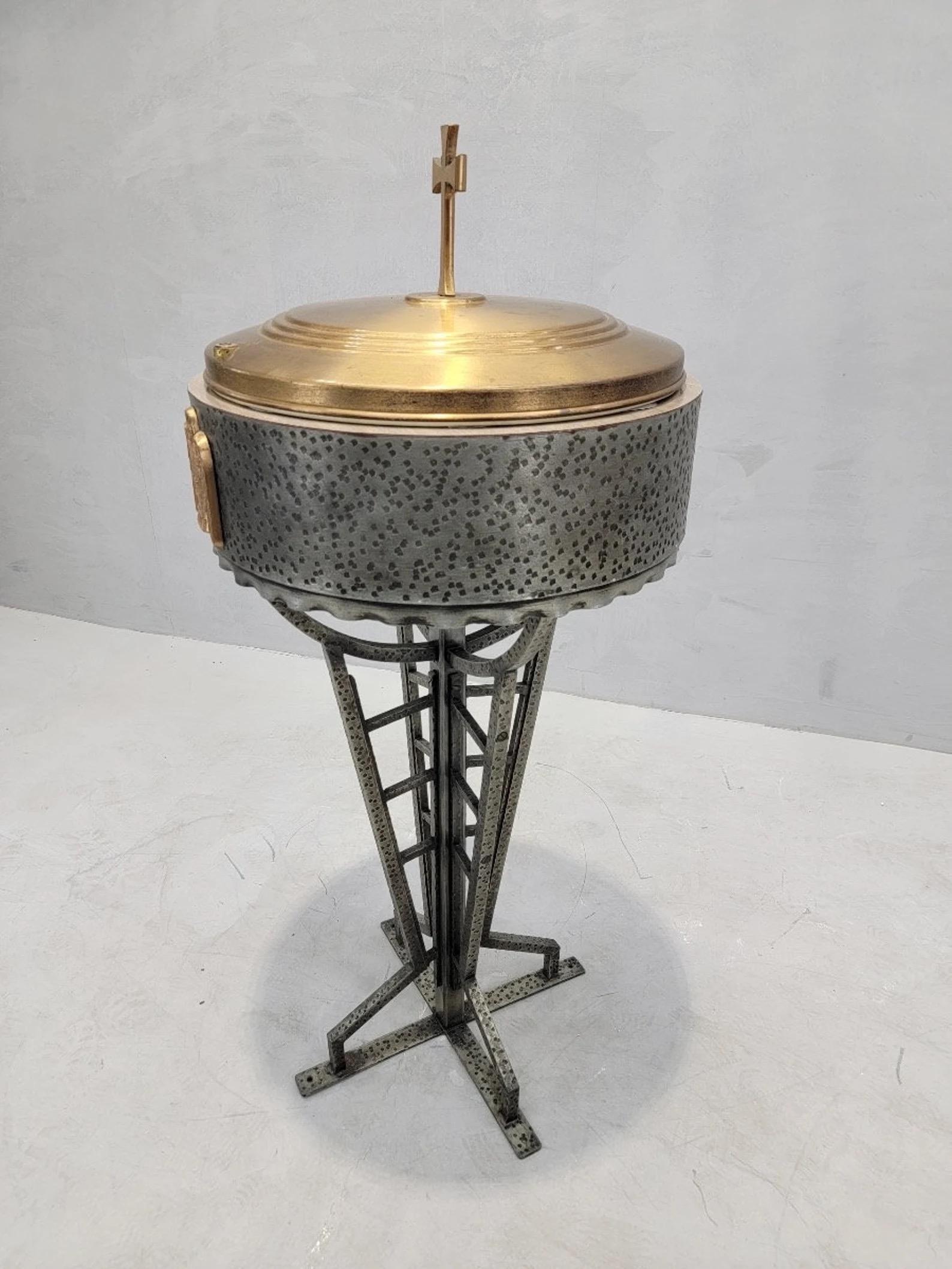 Ottone Fonte battesimale d'epoca in ferro forgiato e ottone martellato con coperchio scorrevole in vendita