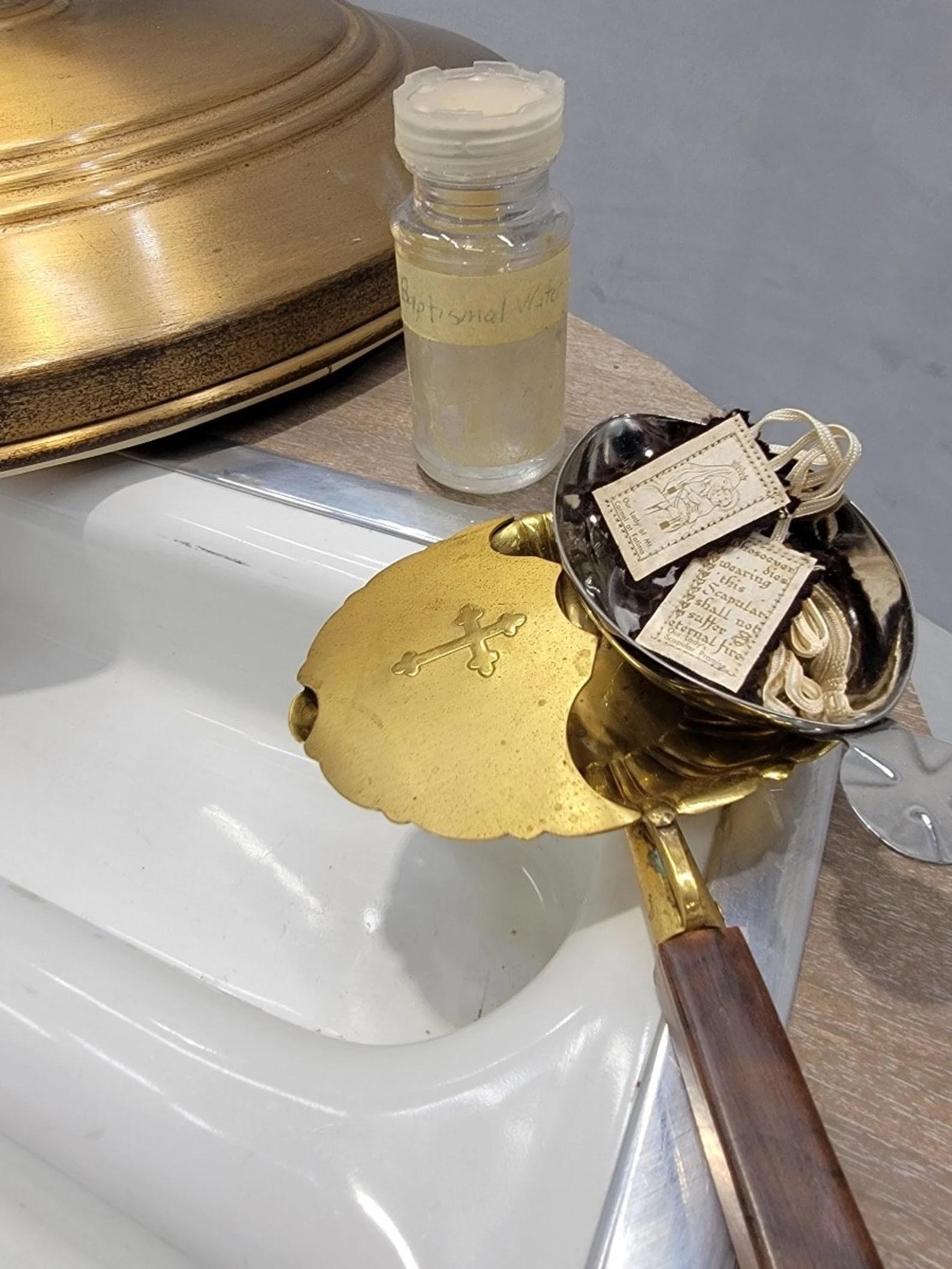 Fonte battesimale d'epoca in ferro forgiato e ottone martellato con coperchio scorrevole in vendita 1