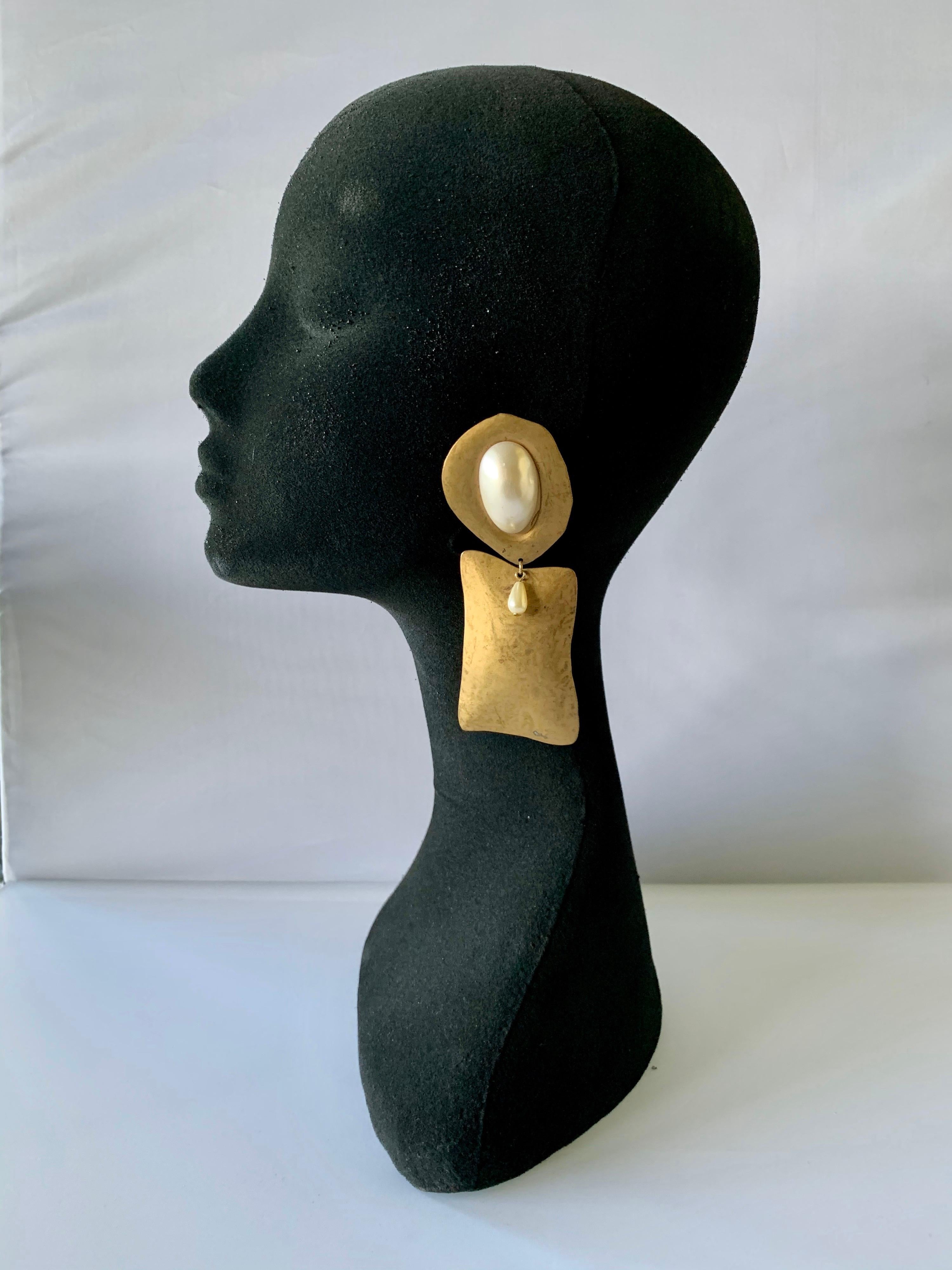 Vintage oversized hammered gilt faux pearl statement clip-on earrings - comprised out of hammered gilt metal the earrings feature a contemporary design which is adorned by faux baroque pearls, circa 1980.