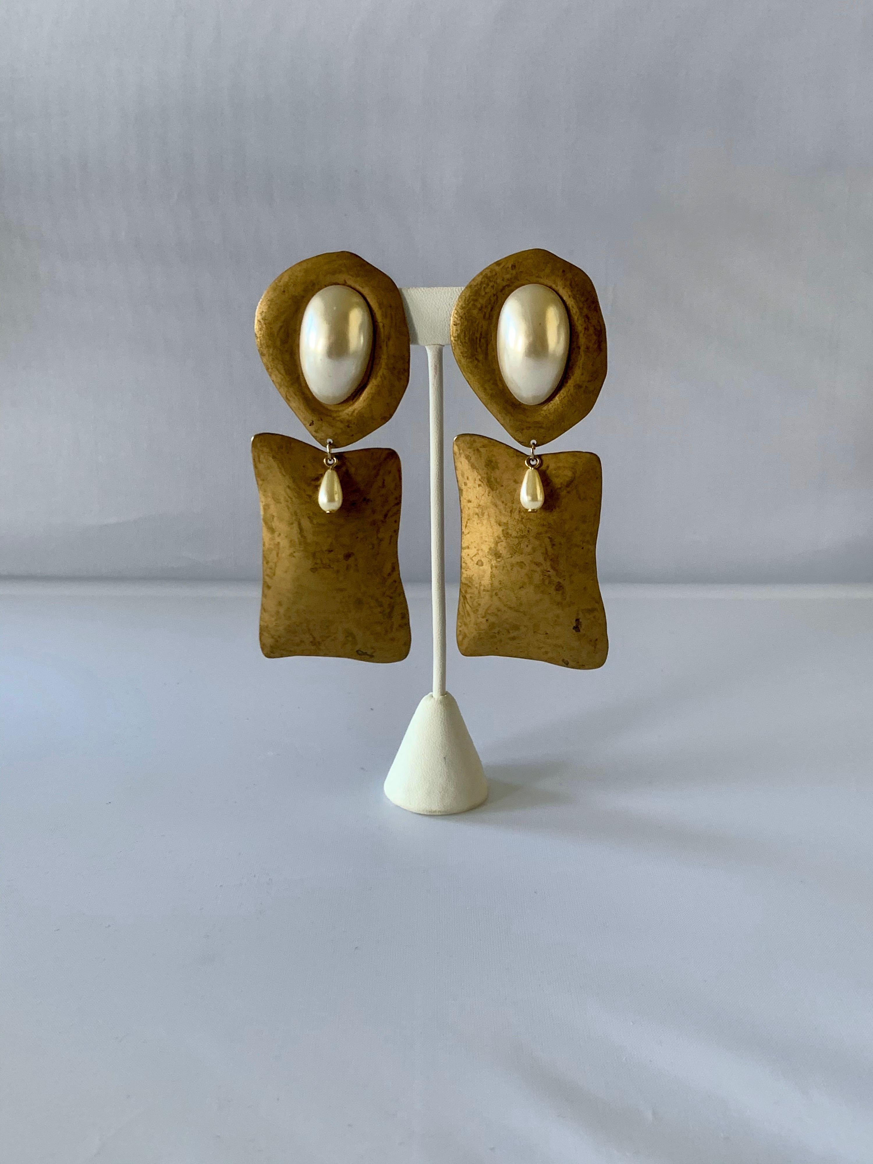 Vintage Hammered Gilt Pearl Statement Earrings  In Good Condition In Palm Springs, CA