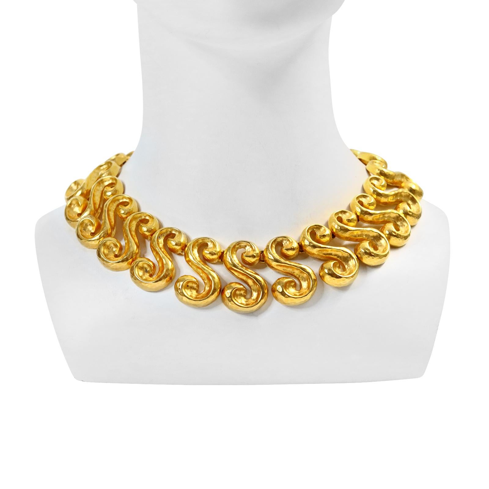 Vintage Hammered Gold Tone Swirl Form Halskette (Moderne) im Angebot