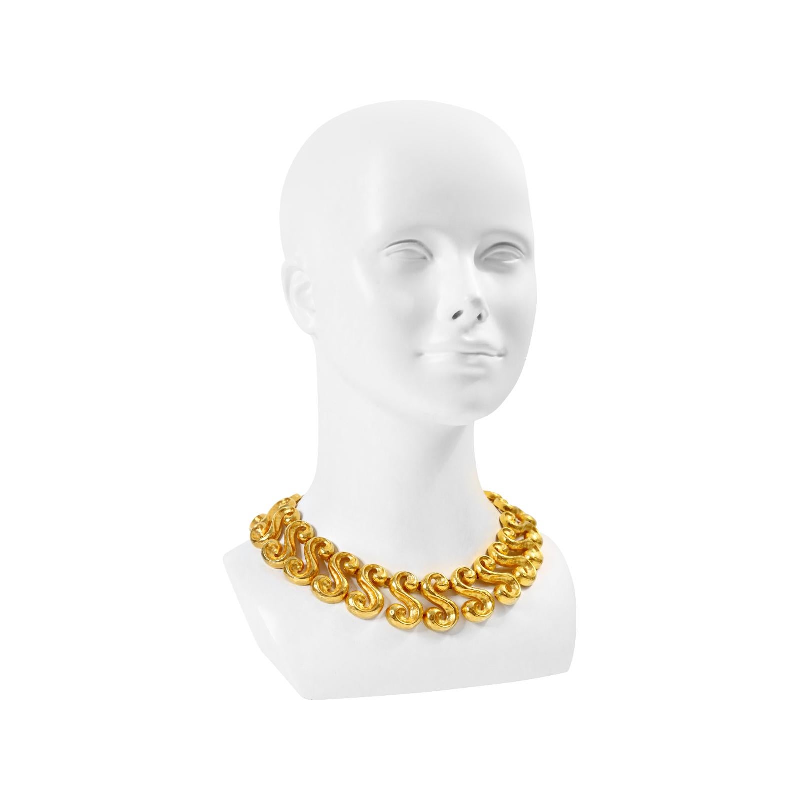 Vintage Hammered Gold Tone Swirl Form Halskette für Damen oder Herren im Angebot