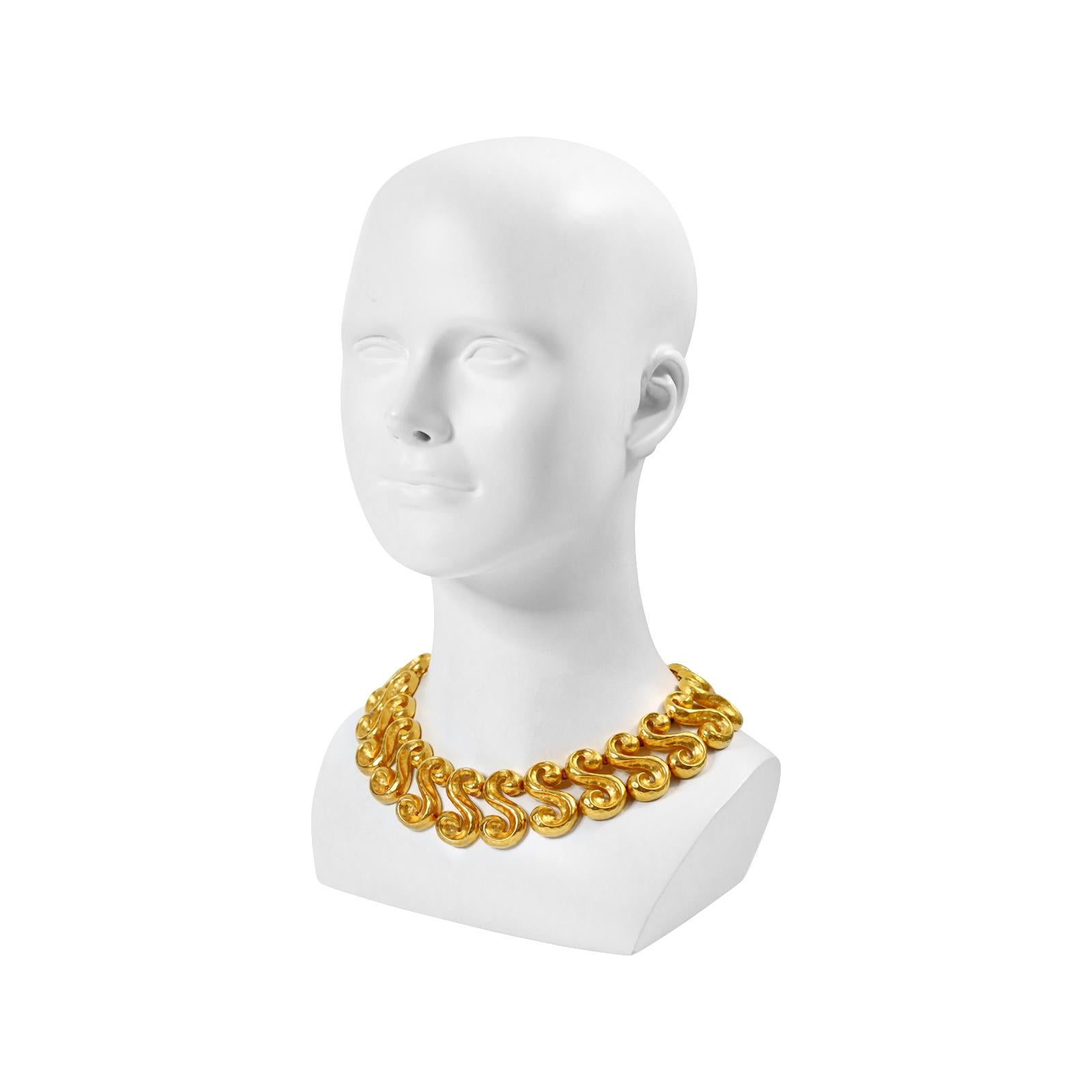 Vintage Hammered Gold Tone Swirl Form Halskette im Angebot 1