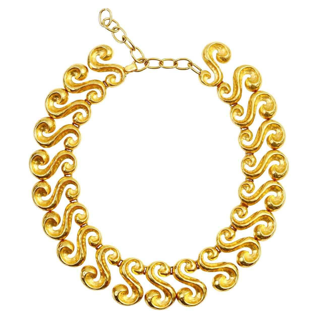Vintage Hammered Gold Tone Swirl Form Halskette.  Dies ist ein weiteres Modell, das toll aussieht, aber vielleicht nicht so attraktiv ist, aber wenn es einmal an ist, hat es das!  Schwer und massiv. 16