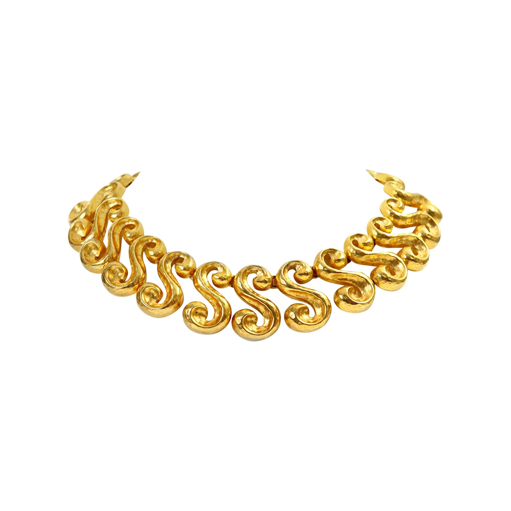 Vintage Hammered Gold Tone Swirl Shape Necklace Circa 1980s In Good Condition For Sale In New York, NY