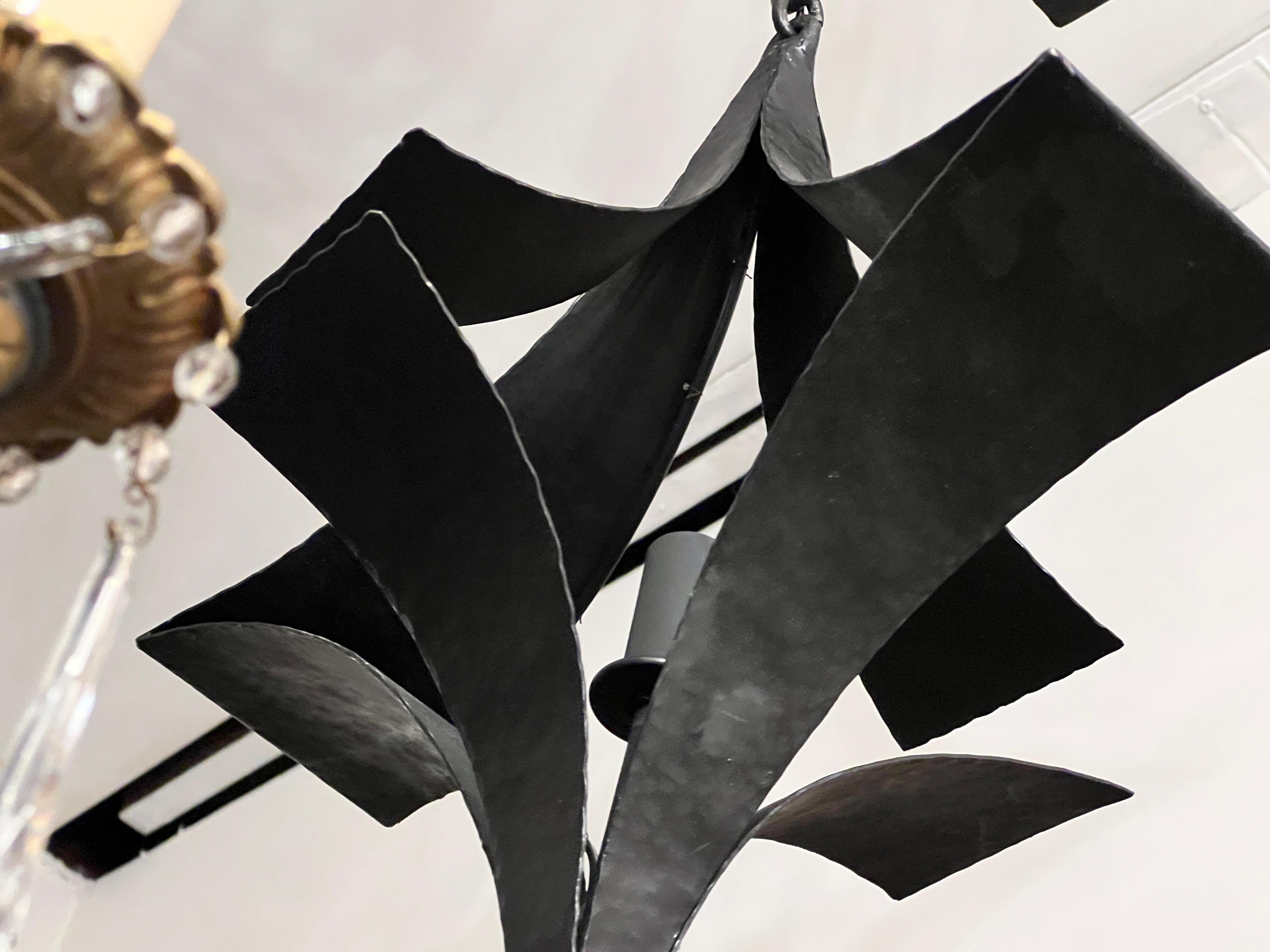 Verticle-Kronleuchter aus gehämmertem Eisen im Vintage-Stil im Zustand „Gut“ im Angebot in New York, NY