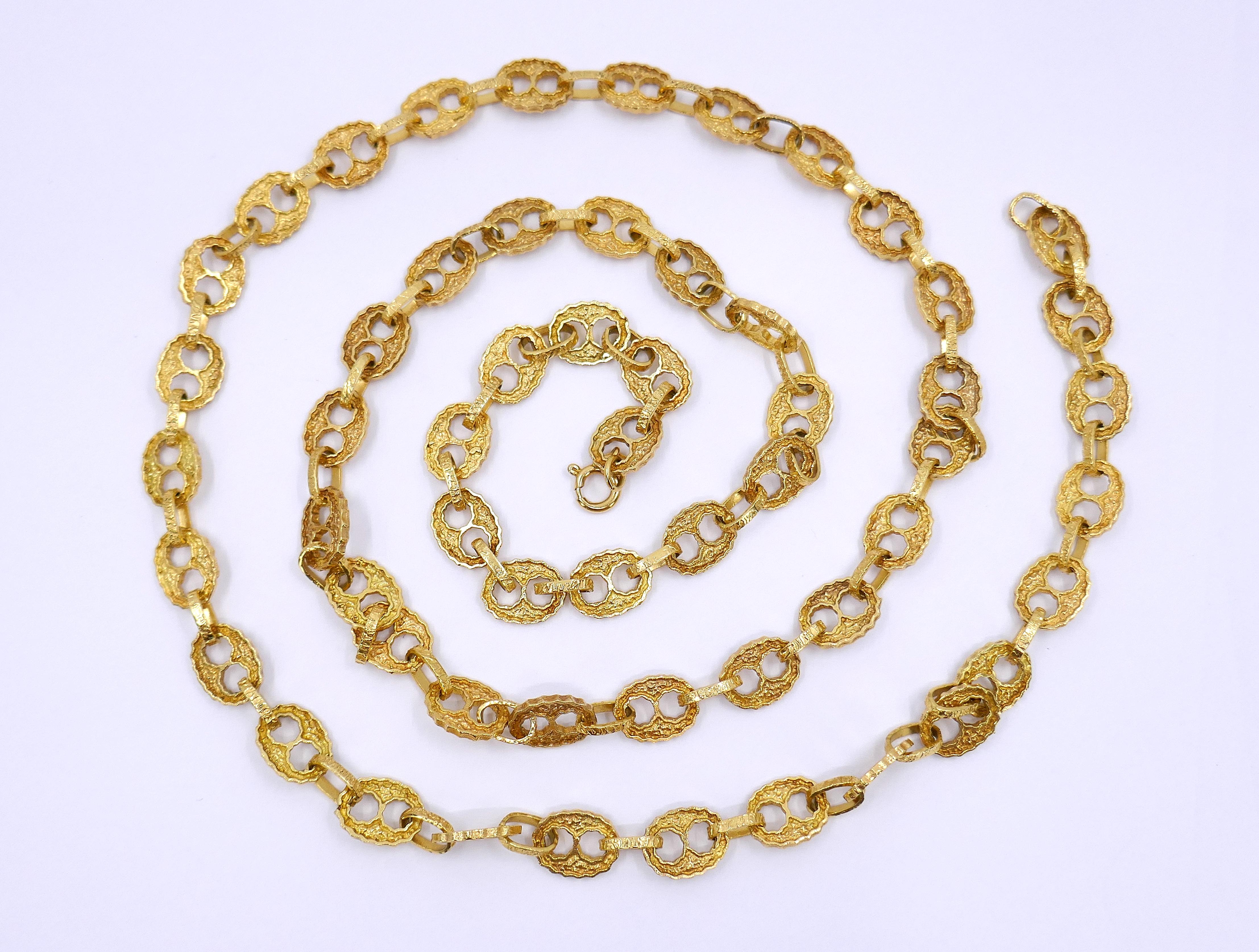 Introducing this Vintage Hammered Mariner Link Chain Necklace in 18K Gold, a striking piece with a unique history. The mariner link, known for its distinctive oval shape with a bar through the center, is an ode to maritime heritage, symbolizing