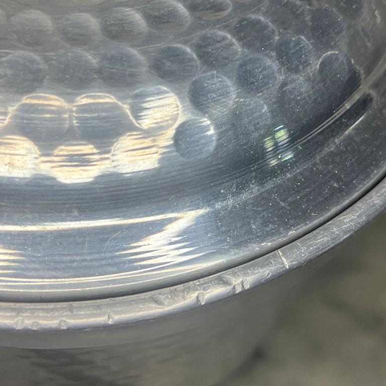 Secchiello per ghiaccio o champagne italiano in metallo martellato vintage con coperchio In condizioni buone in vendita a Oklahoma City, OK