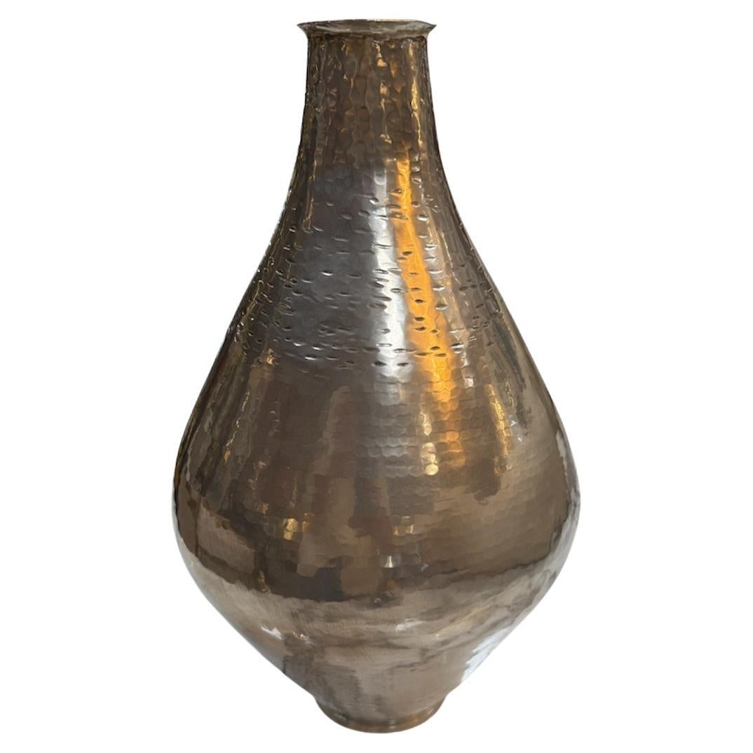 Vaso vintage in metallo martellato color argento