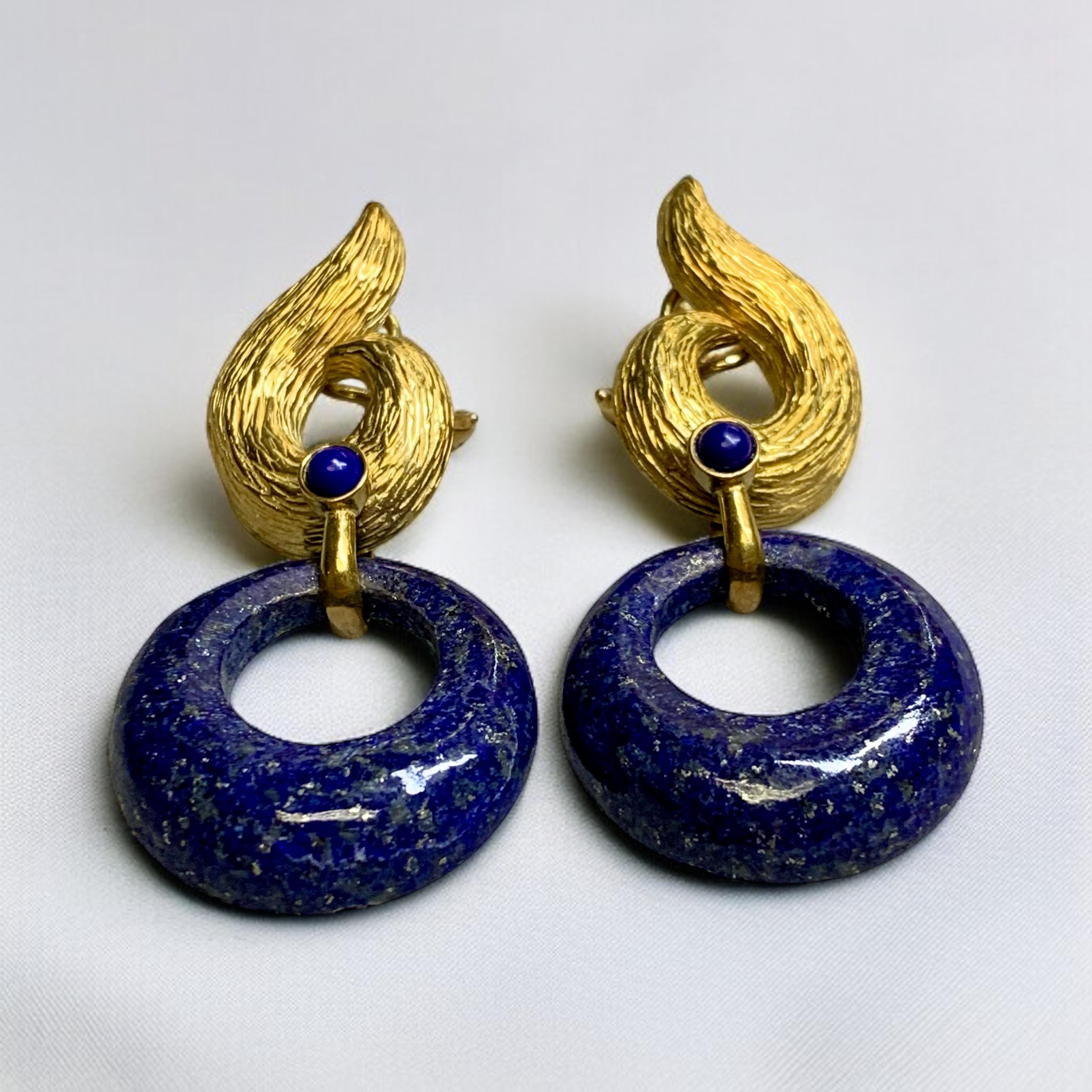 Vintage By Hammerman Brorthers aus den 1960er Jahren in strukturiertem 18 Karat Gelbgold mit geschnitztem Lapis und Cabochon. Diese Ohrringe sind wunderschön verarbeitet und haben Omega-Fassungen.


Abmessungen/Gewicht:

Die Ohrringe messen 2,25