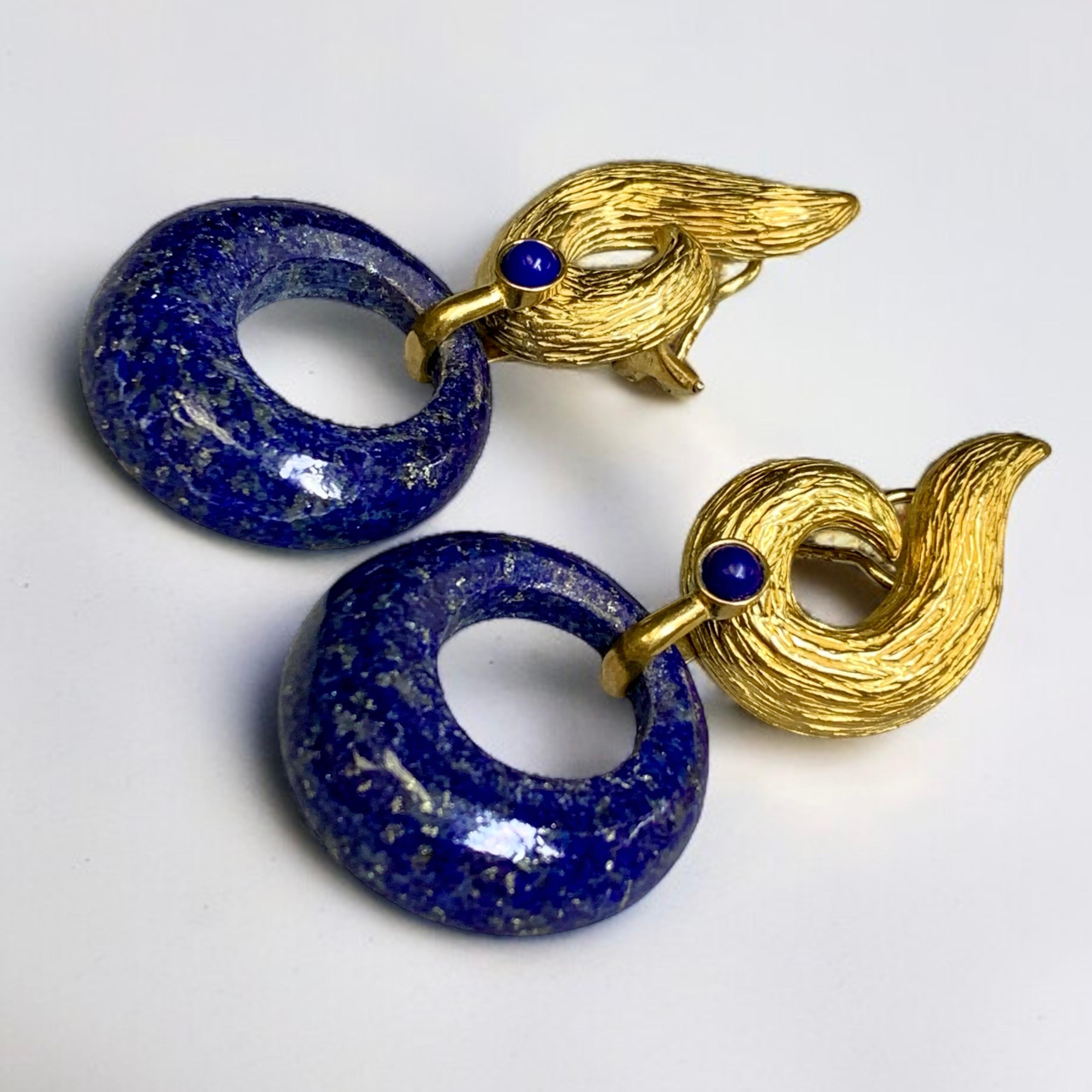 Vintage HAMMERMAN BROS 18K Gelbgold Texturierte Wirbel-Lapislazuli Kreis-Tropfen-Ohrringe (Retro) im Angebot