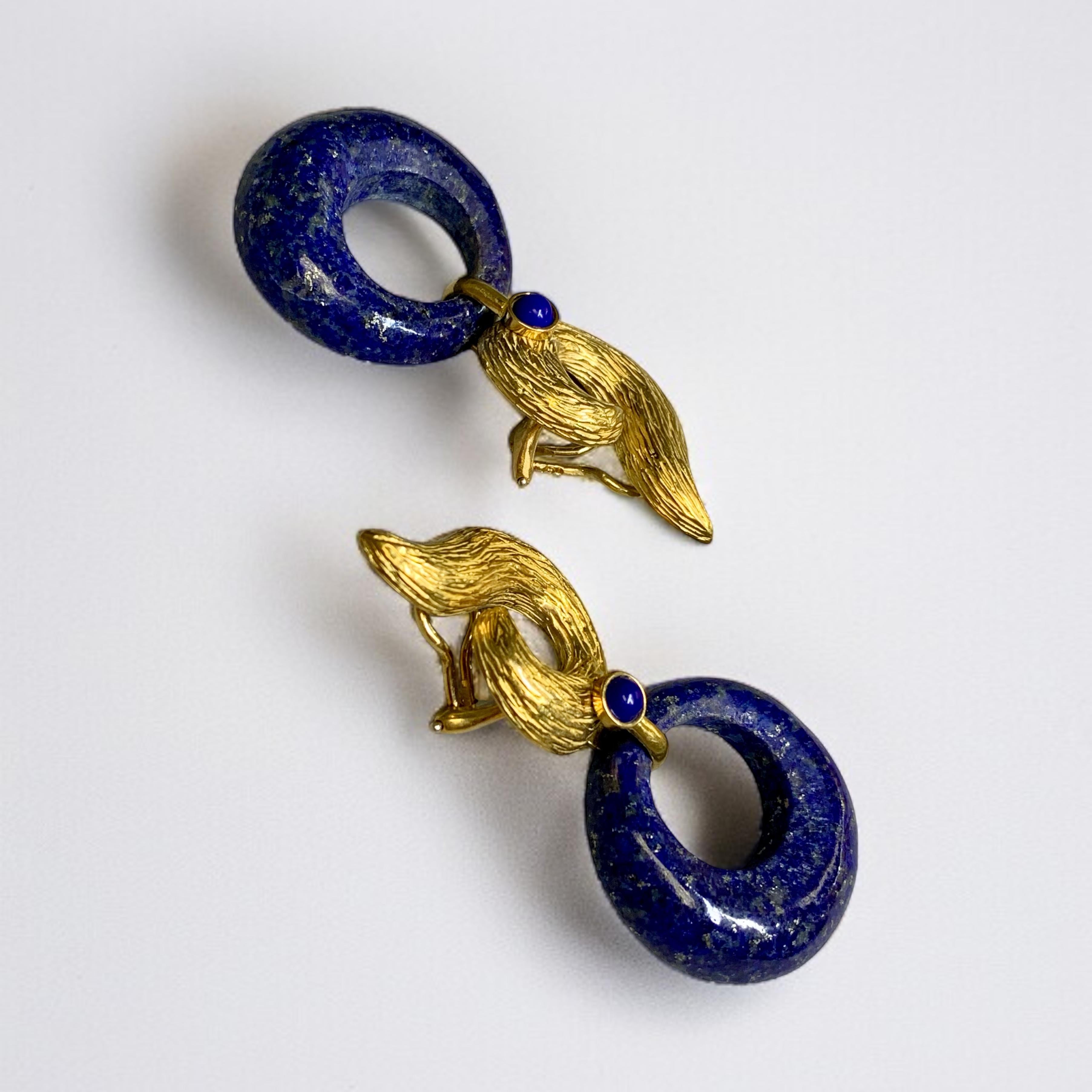 Vintage HAMMERMAN BROS 18K Gelbgold Texturierte Wirbel-Lapislazuli Kreis-Tropfen-Ohrringe im Zustand „Relativ gut“ im Angebot in Winter Springs, FL