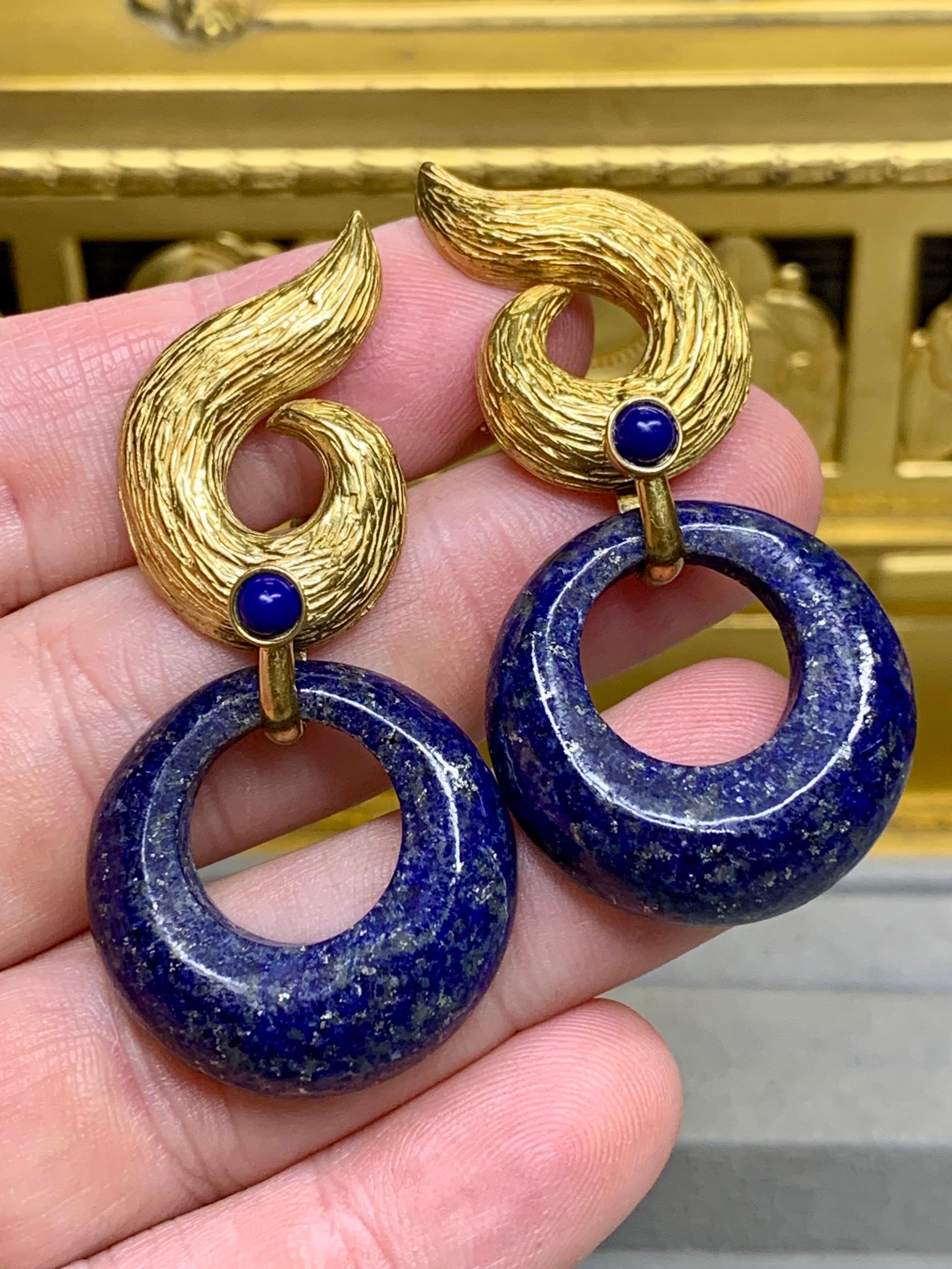 Vintage HAMMERMAN BROS 18K Gelbgold Texturierte Wirbel-Lapislazuli Kreis-Tropfen-Ohrringe im Angebot 1