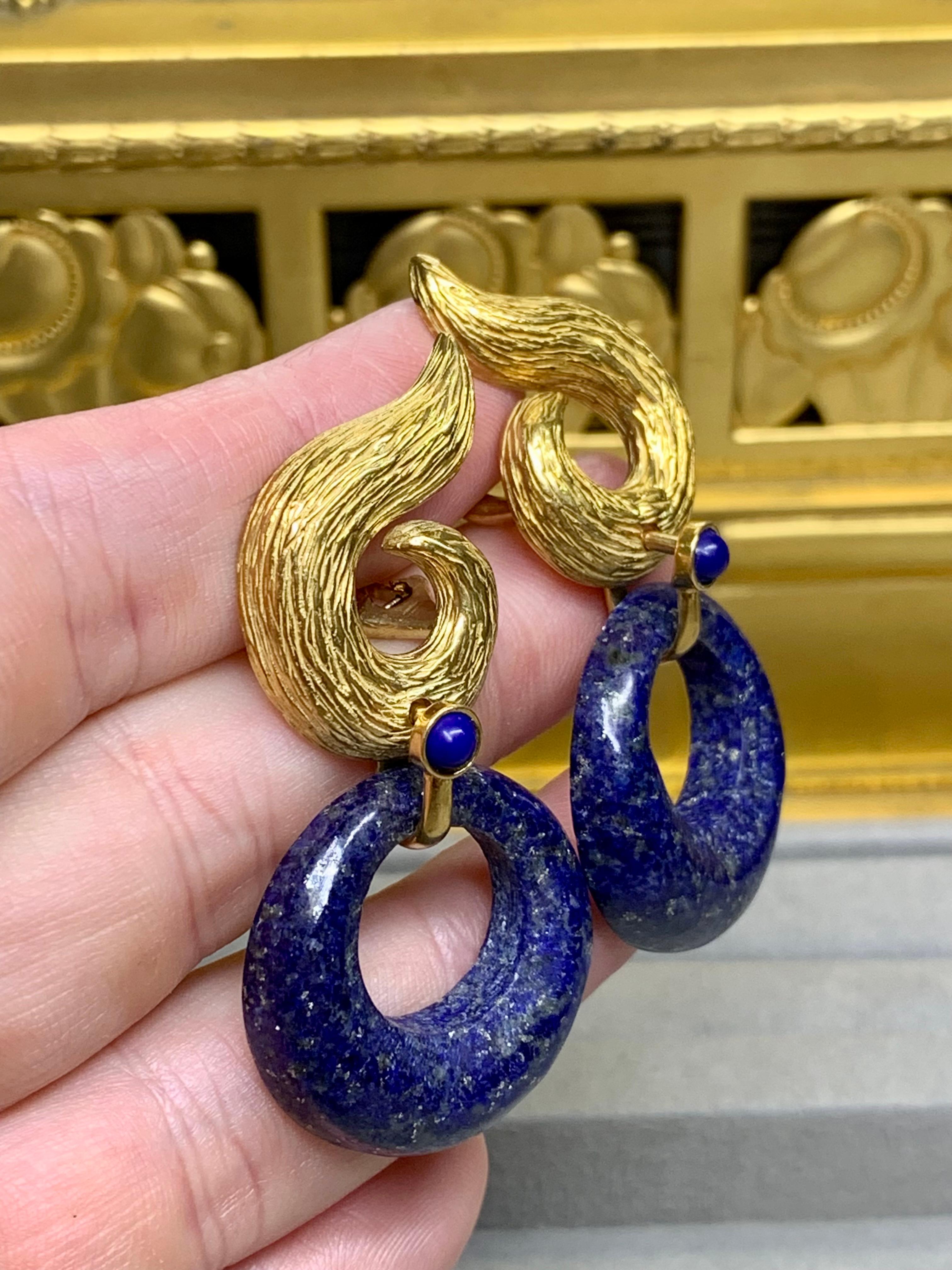 Vintage HAMMERMAN BROS 18K Gelbgold Texturierte Wirbel-Lapislazuli Kreis-Tropfen-Ohrringe im Angebot 2