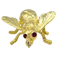 Broche Vintage Hammerman Brothers Mosca con Ojos de Rubí en Oro Amarillo de 18 Kilates
