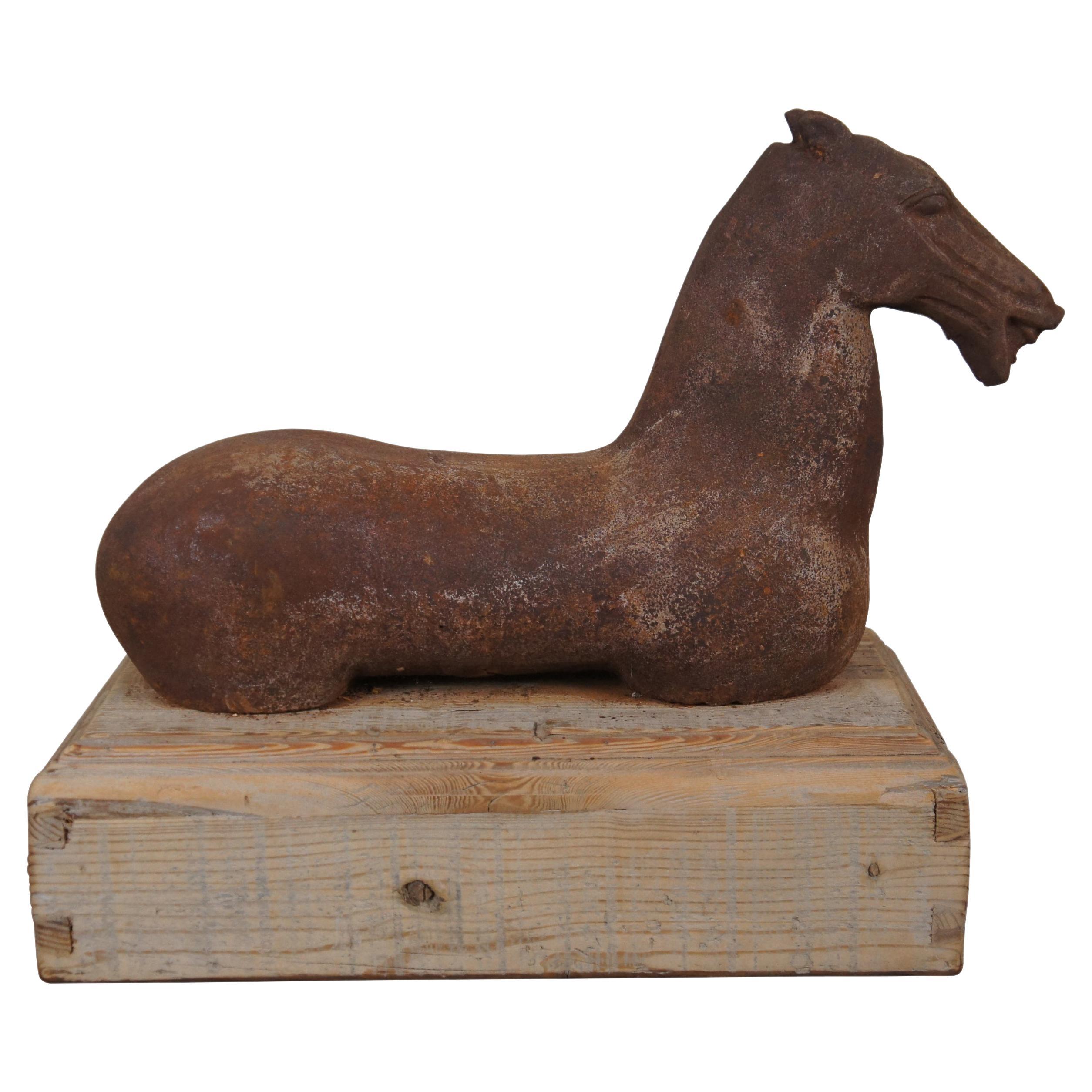 Vintage Han Dynasty Style Cast Iron Horse Sculpture on Wood Base 21" (Sculpture de cheval en fonte sur base en bois)